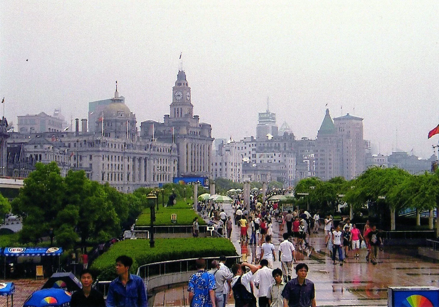 中国旅行記@上海市内観光&上海自然博物館編。上海の外灘 バンド。手前が黄浦江