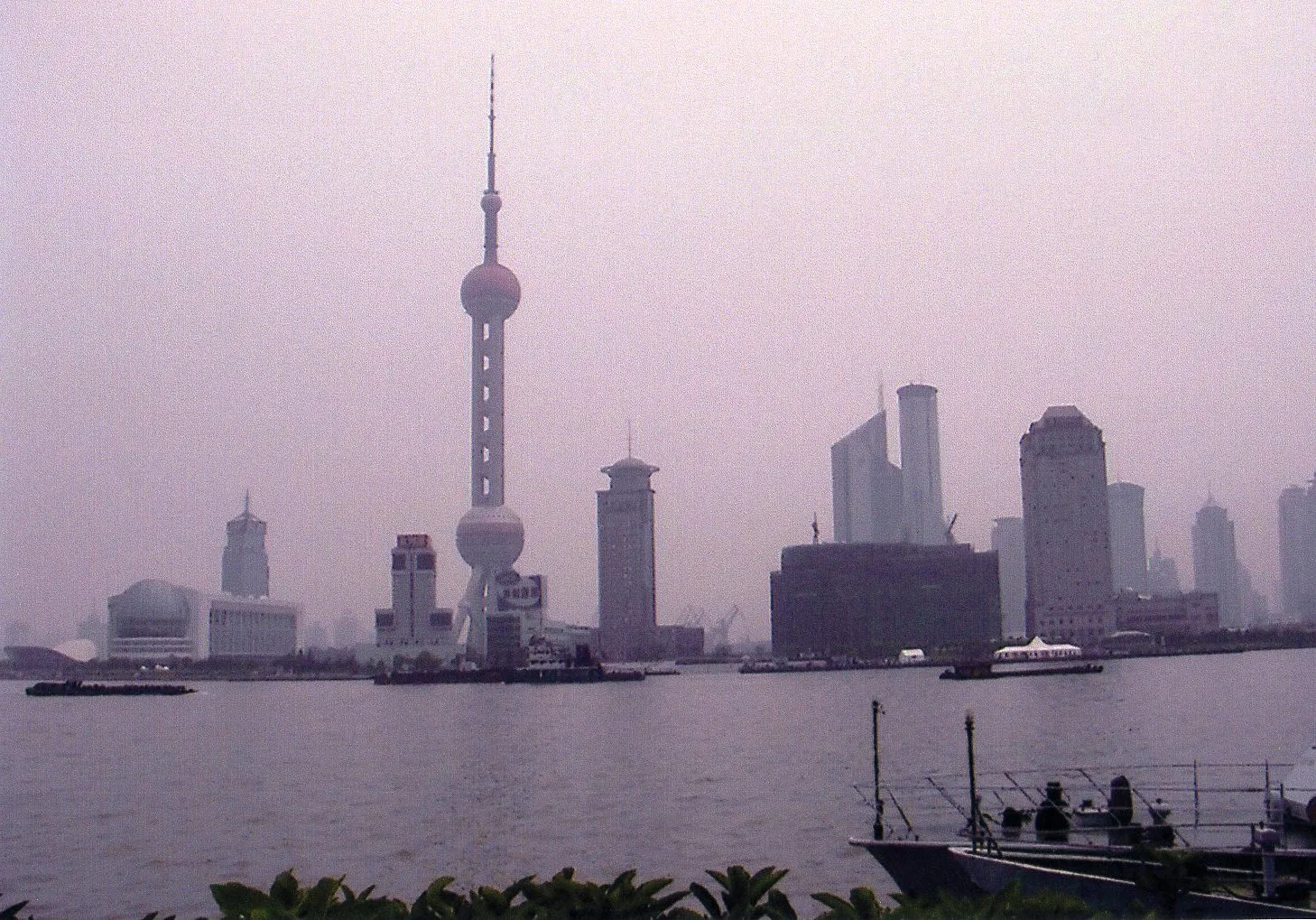 中国旅行記@上海市内観光&上海自然博物館編。中国上海の外灘 バンドから見た東方明珠のテレビ塔