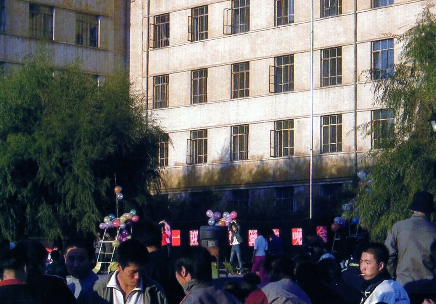 ハルビン市の黒竜江大学近くの机電工学校のイベント