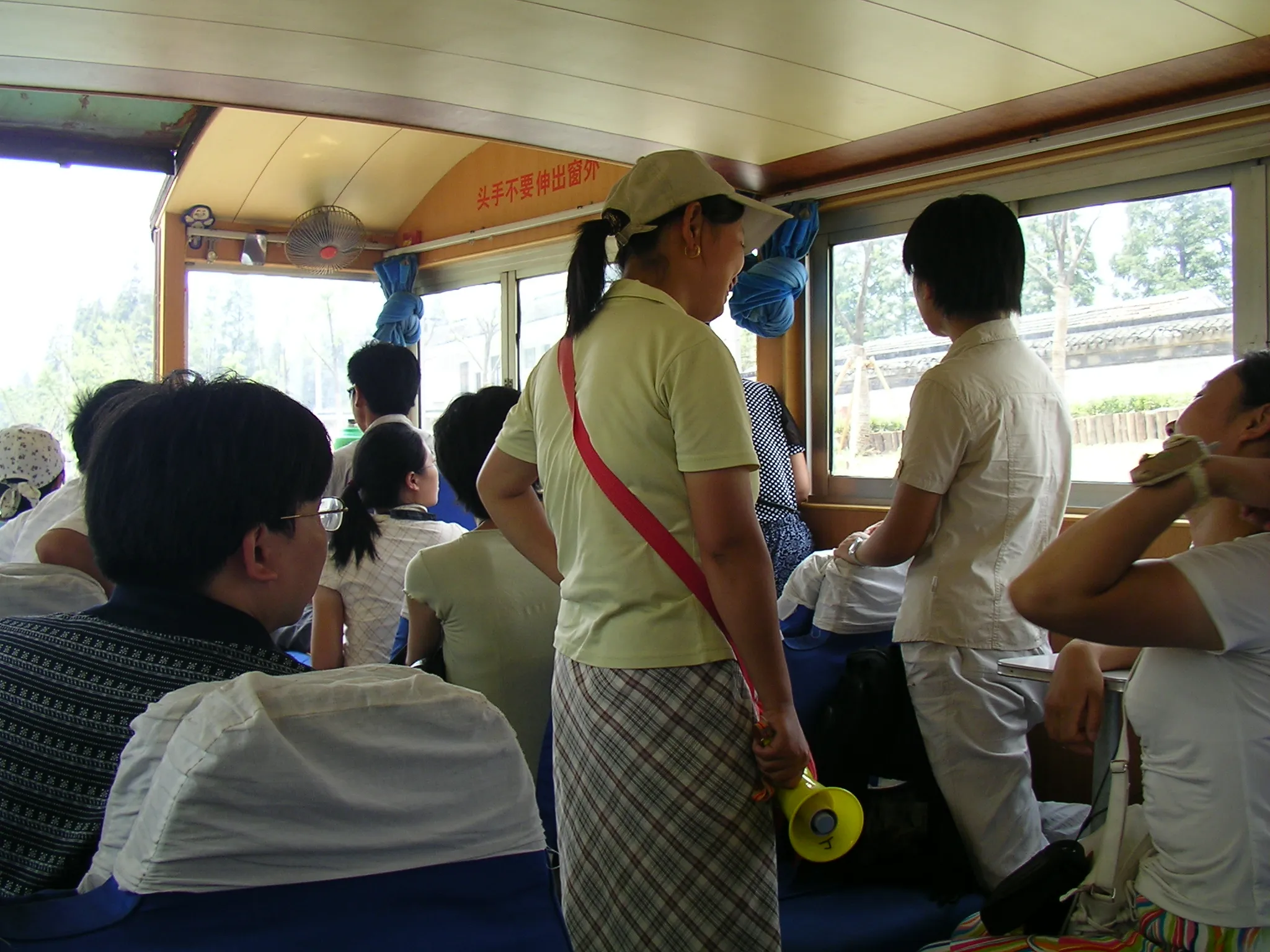 蘇州の駅前で募集していたツアーに参加した観光客。僕以外皆中国人。 この黄色い服のガイドさんは常にしゃべってた