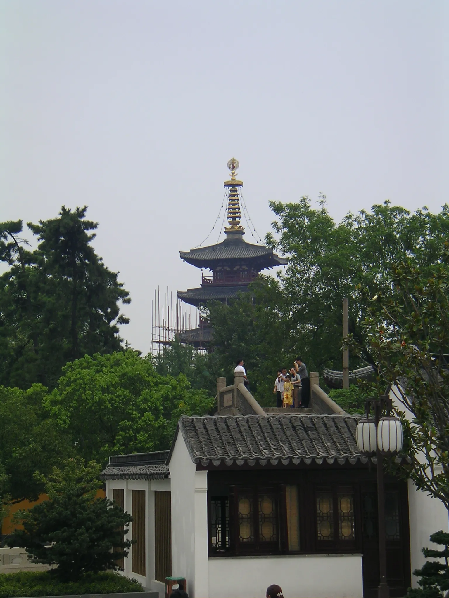 とまとじゅーす的中国観光 寒山寺の外側。広いです