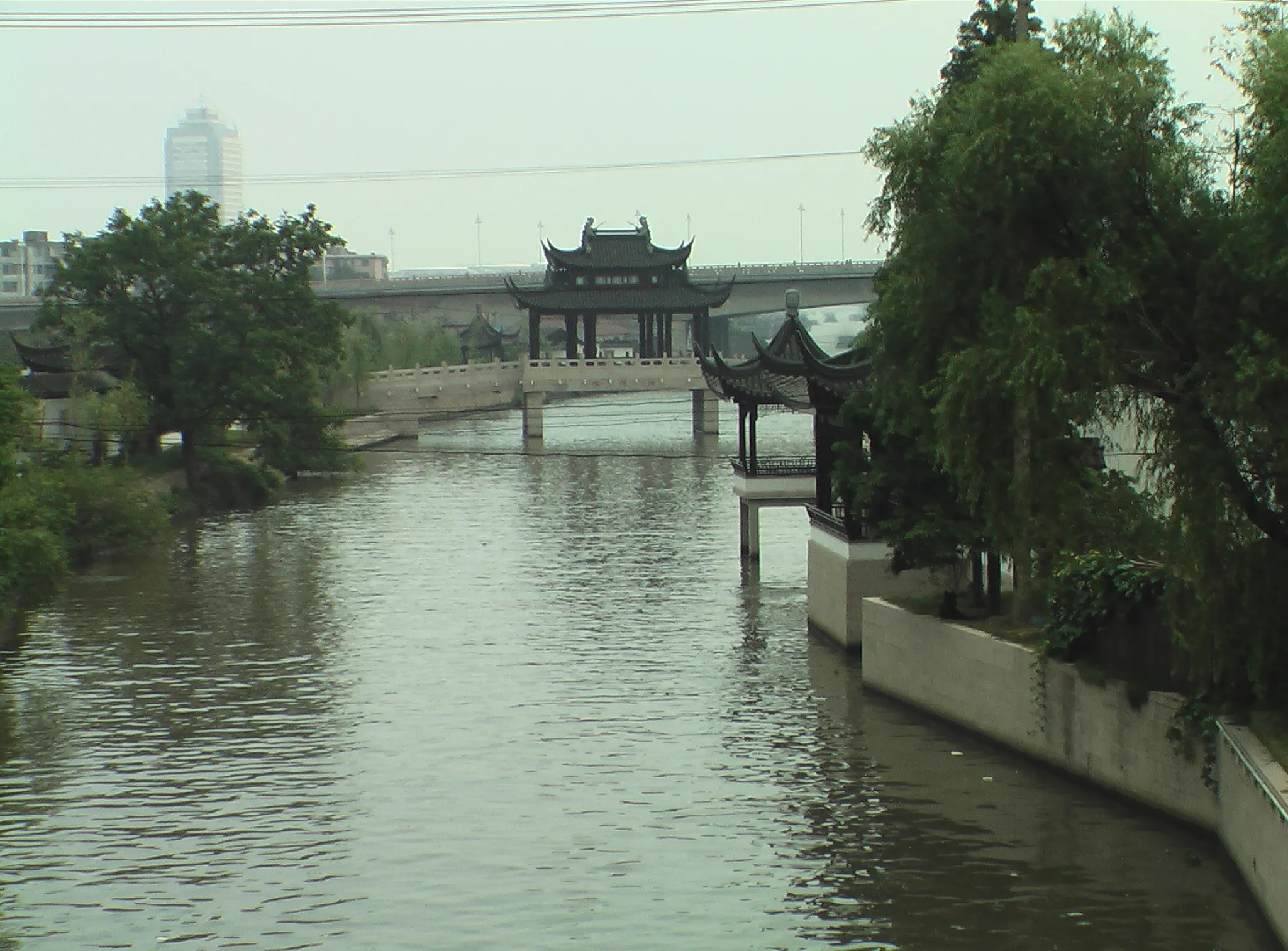 とまとじゅーす的中国観光 蘇州の運河を寒山寺から見た所。水郷らしい風景