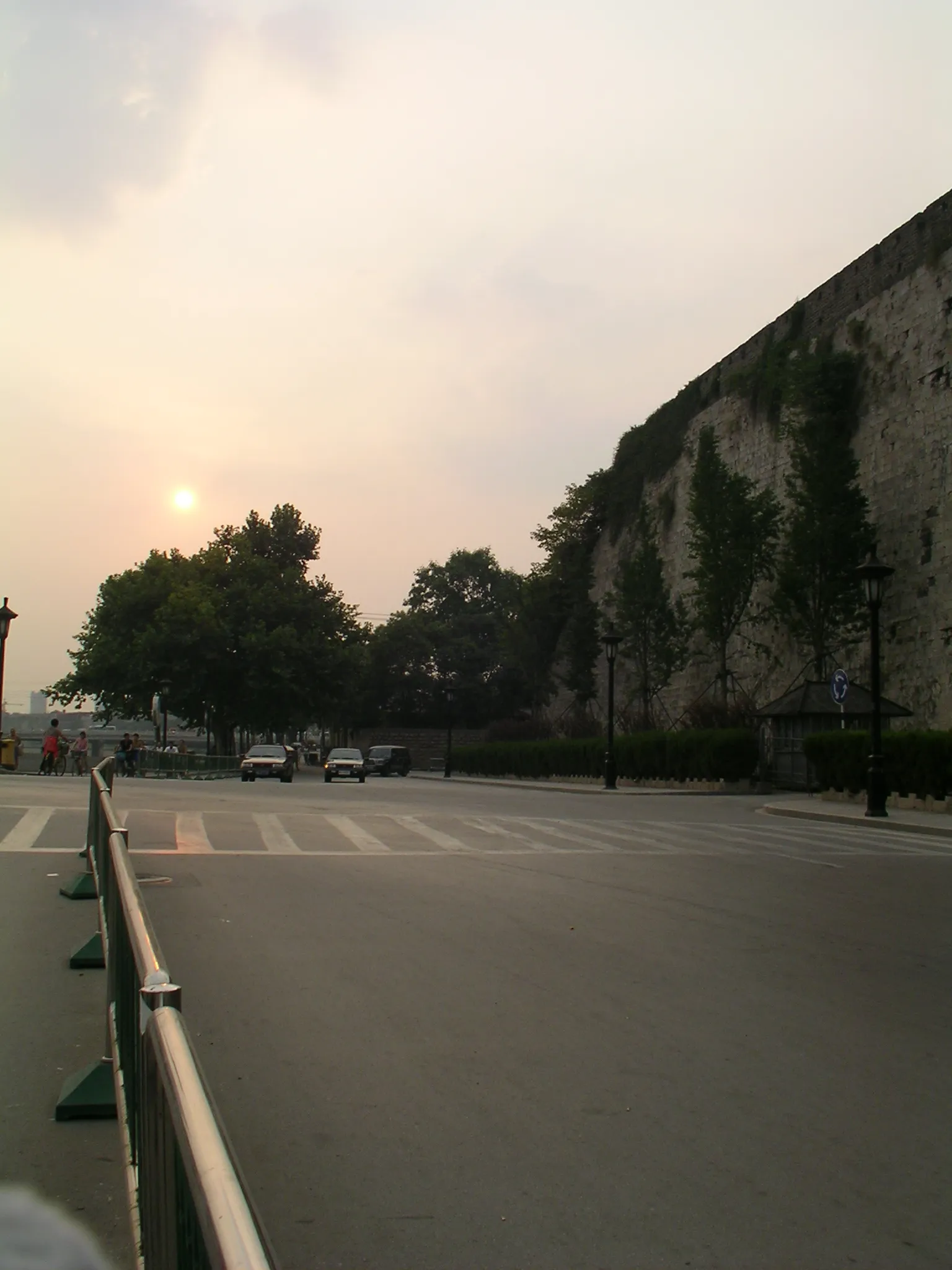 南京城の外壁と夕日の写真