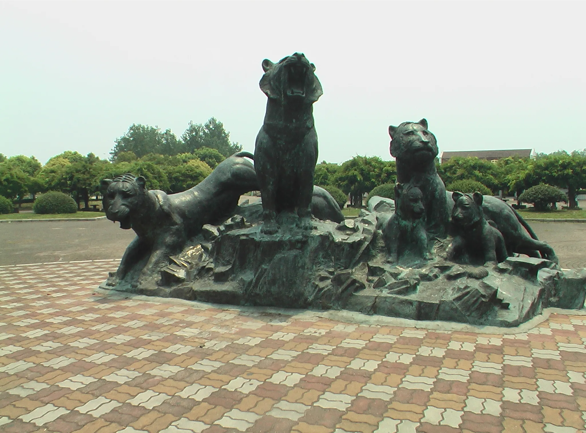 上海野生動物園の入り口付近にあるライオンのモニュメント