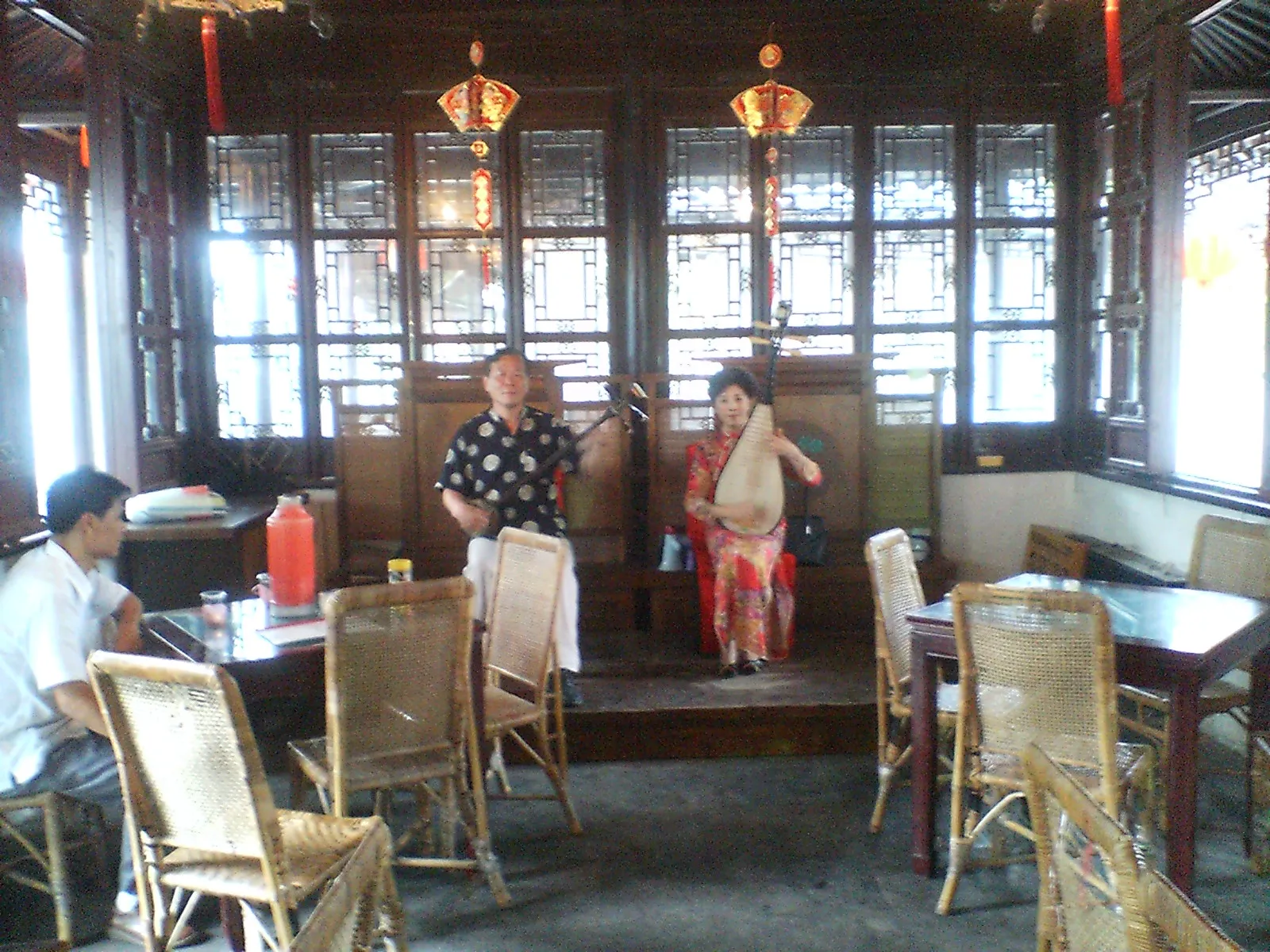 蘇州観光 前回来た時と同じ方が二胡を演奏していました。年季入ってる。観光客は二人なので貸しきり状態で聞けました