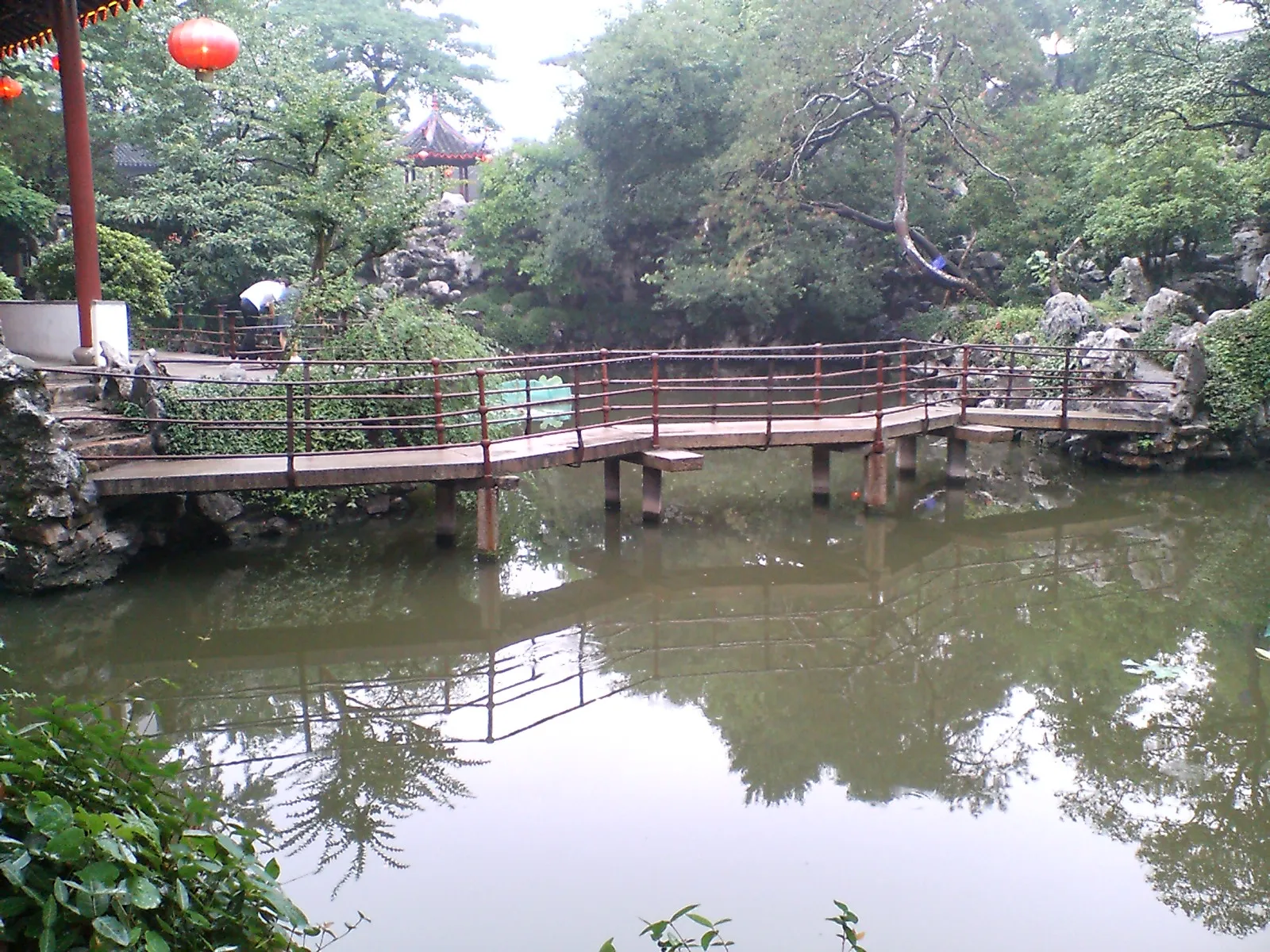 蘇州観光 小雨の降る風情ある蘇州の世界遺産の拙政園の庭園