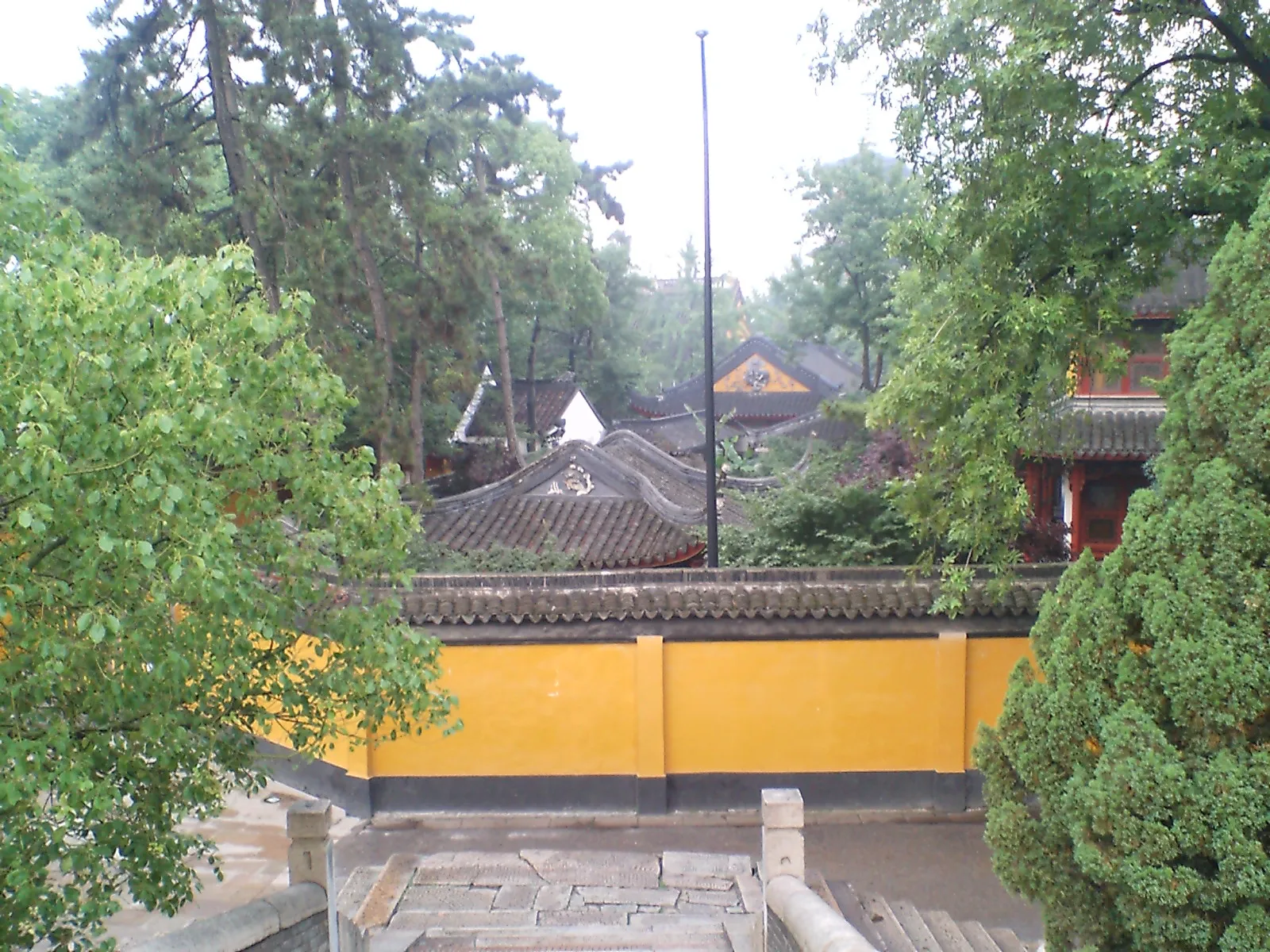 蘇州観光 蘇州の世界遺産の寒山寺を散歩。黄色い壁ですぐに分かりますね
