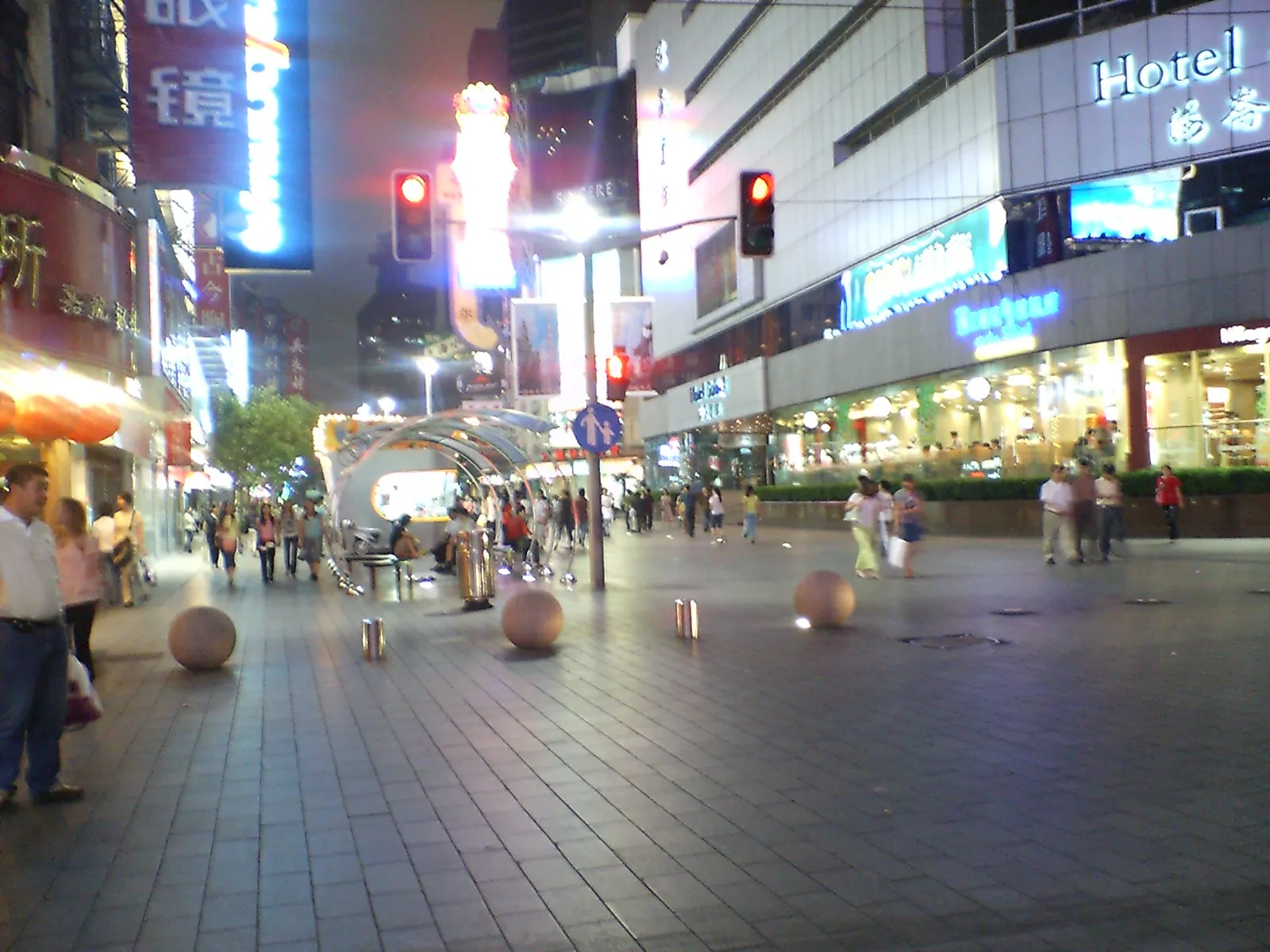夜の上海観光 夜の上海の街を散策。ここは南京路。怪しい日本語をしゃべる人は無視しましょう