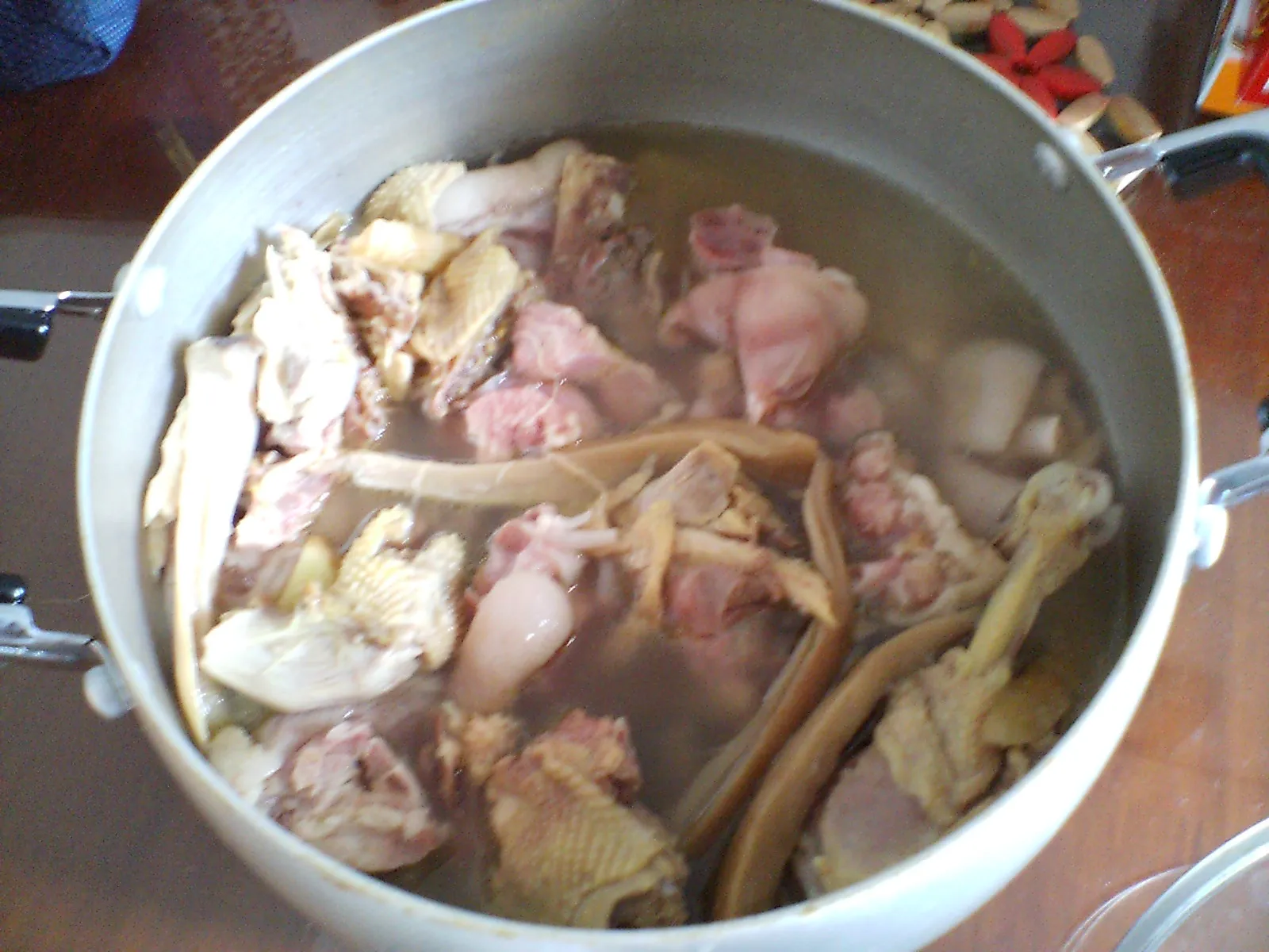 上海料理 友人の家で食べた鶏肉を煮て味付けしたスープ