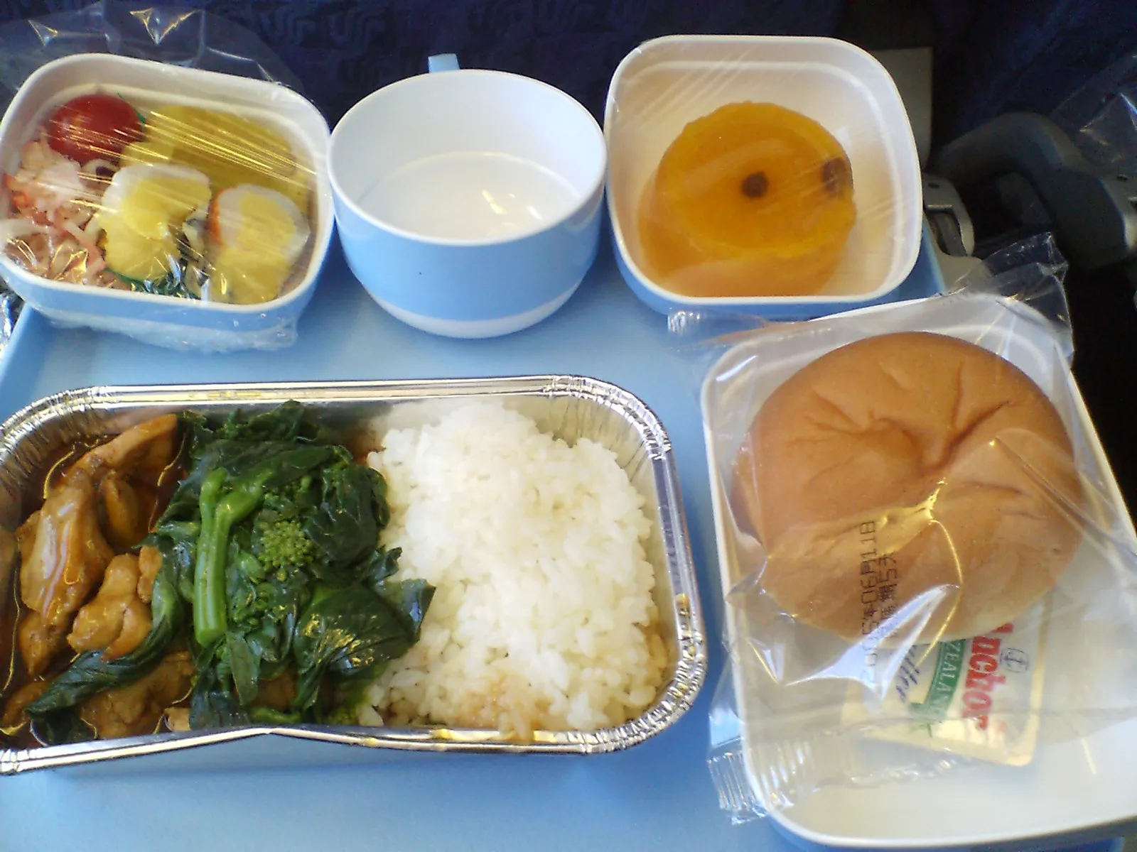 上海からの機内食はチキンを選択