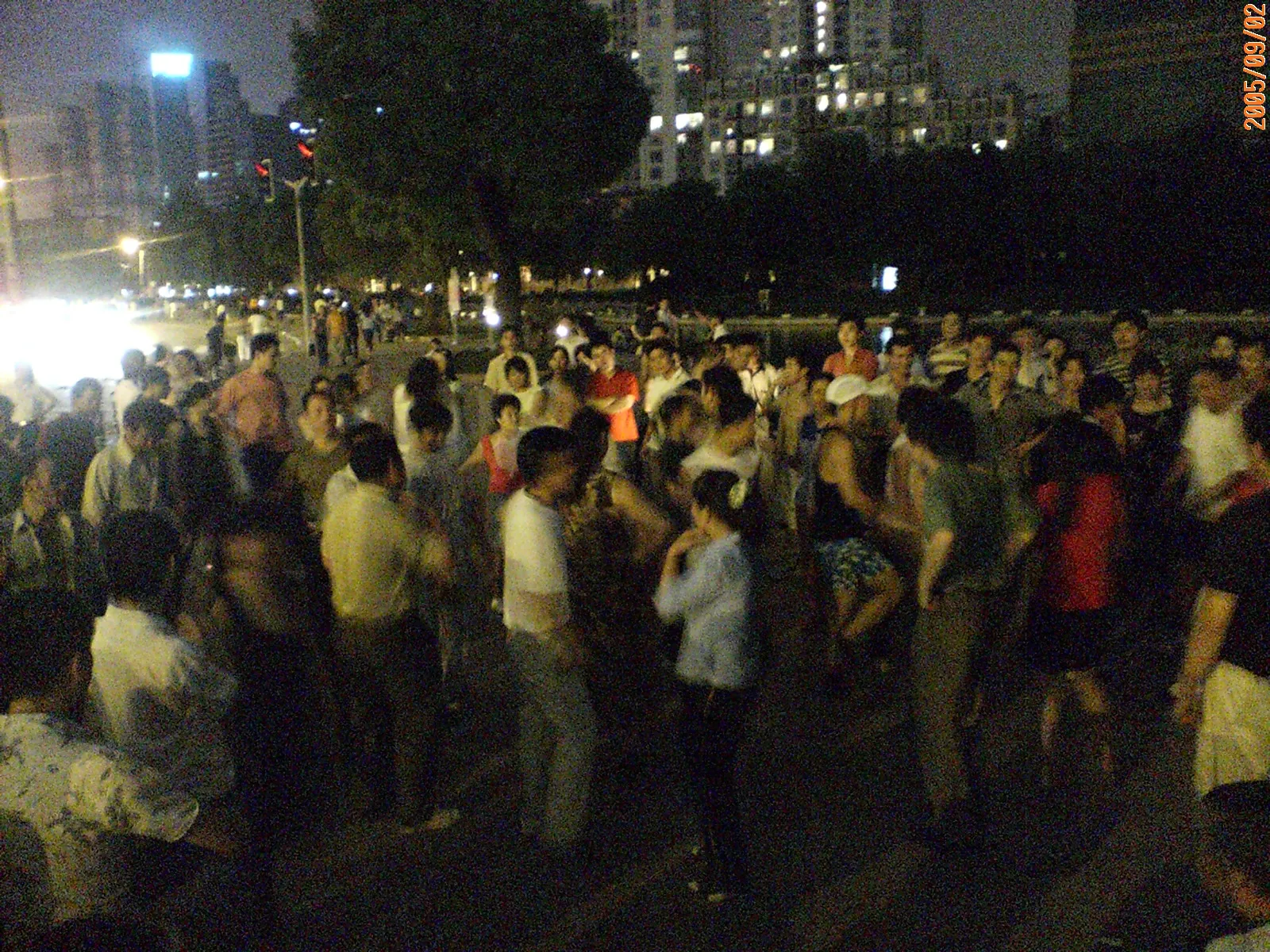 一大会址付近で踊る若者