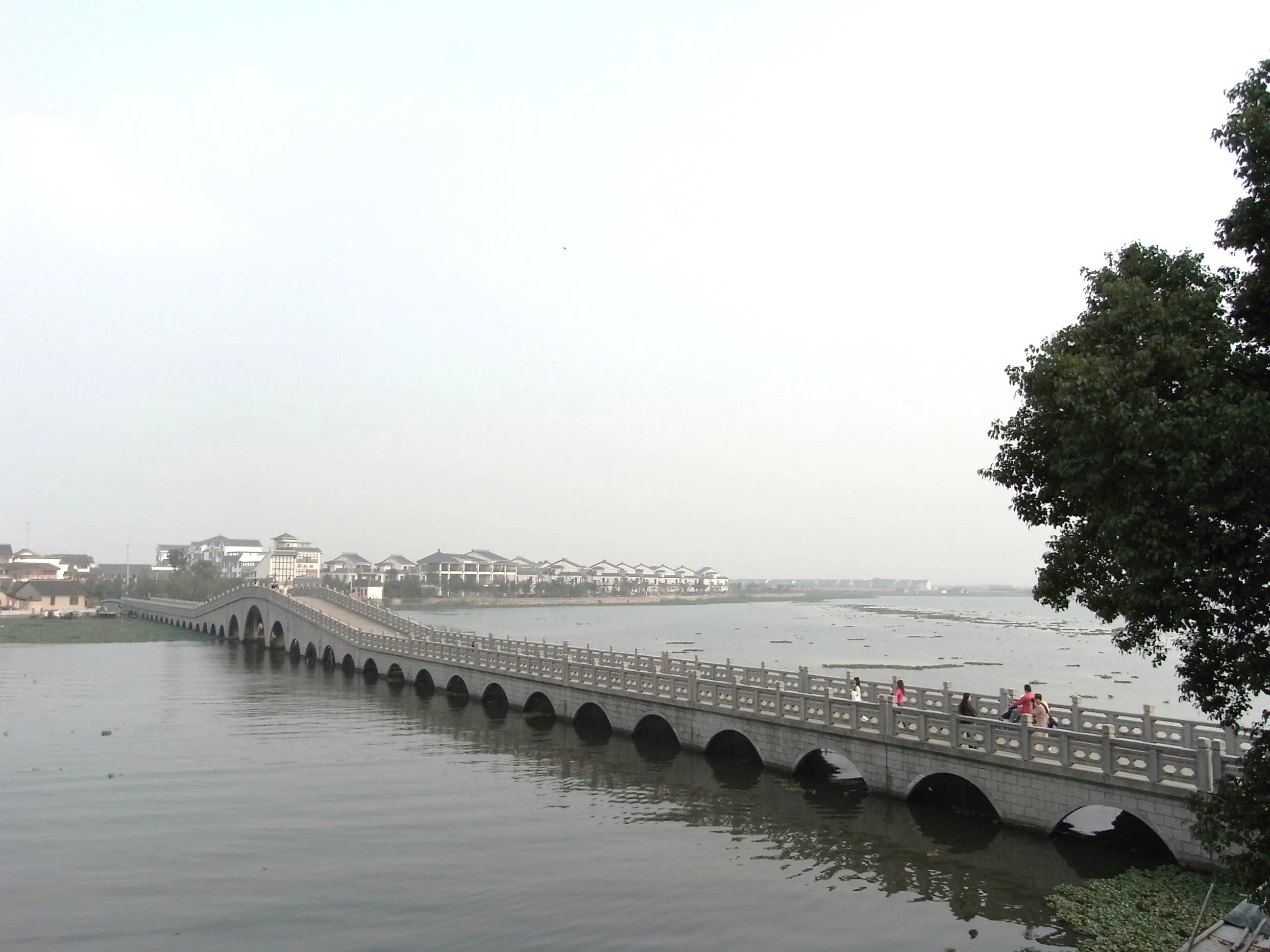 報恩橋(全福長橋)から見た南湖