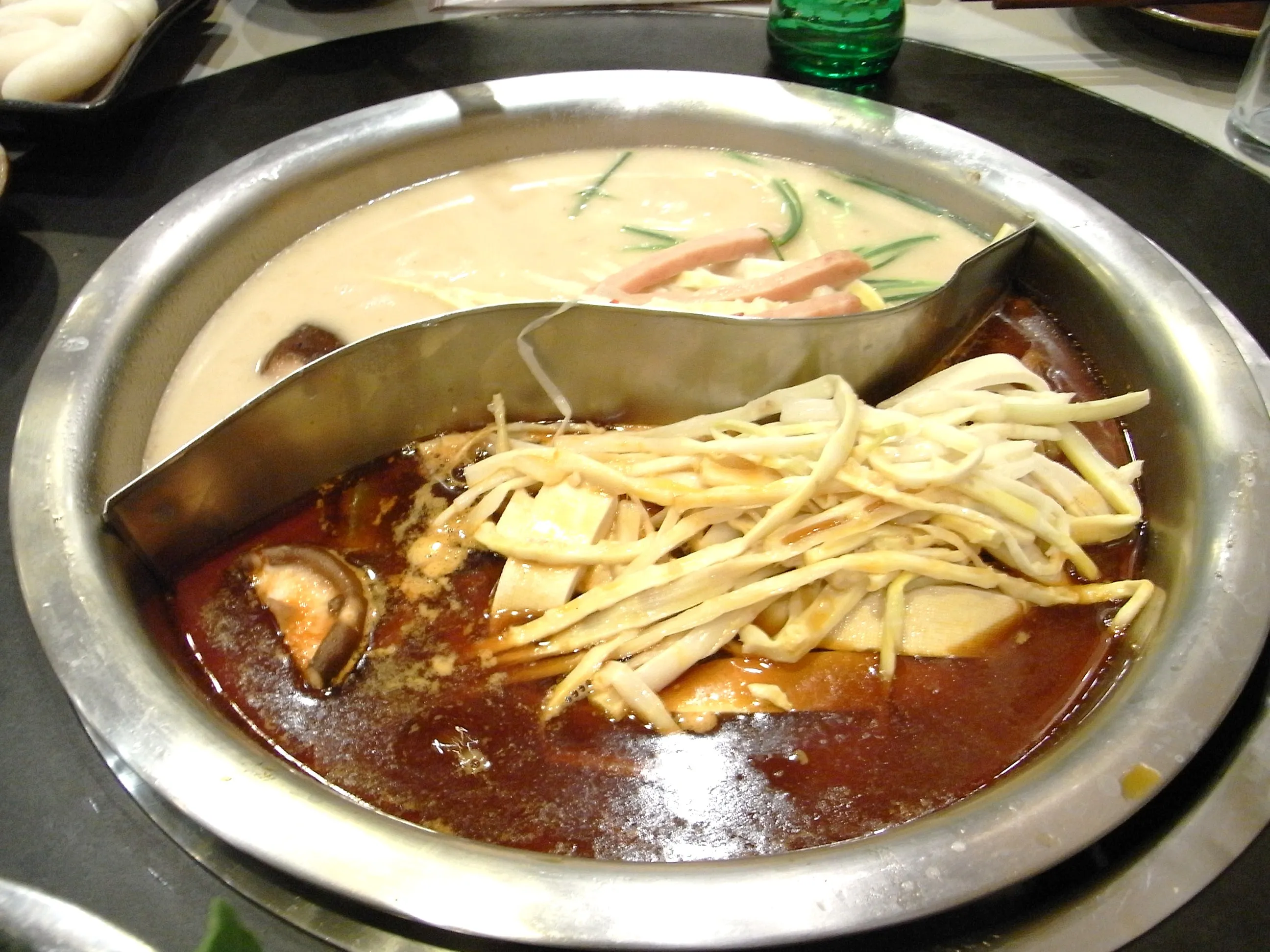 2種類の火鍋スープ