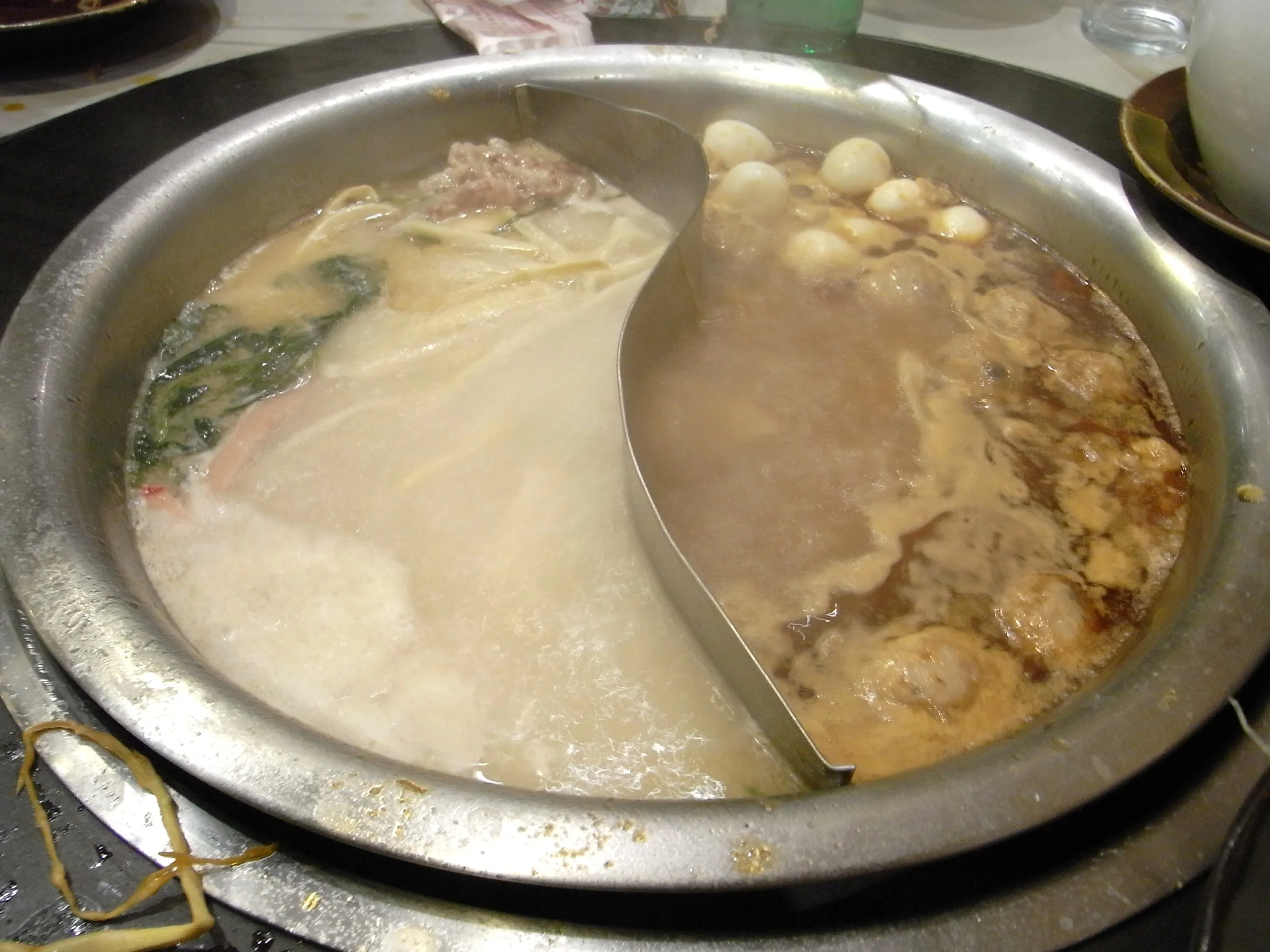 煮込まれた火鍋の様子