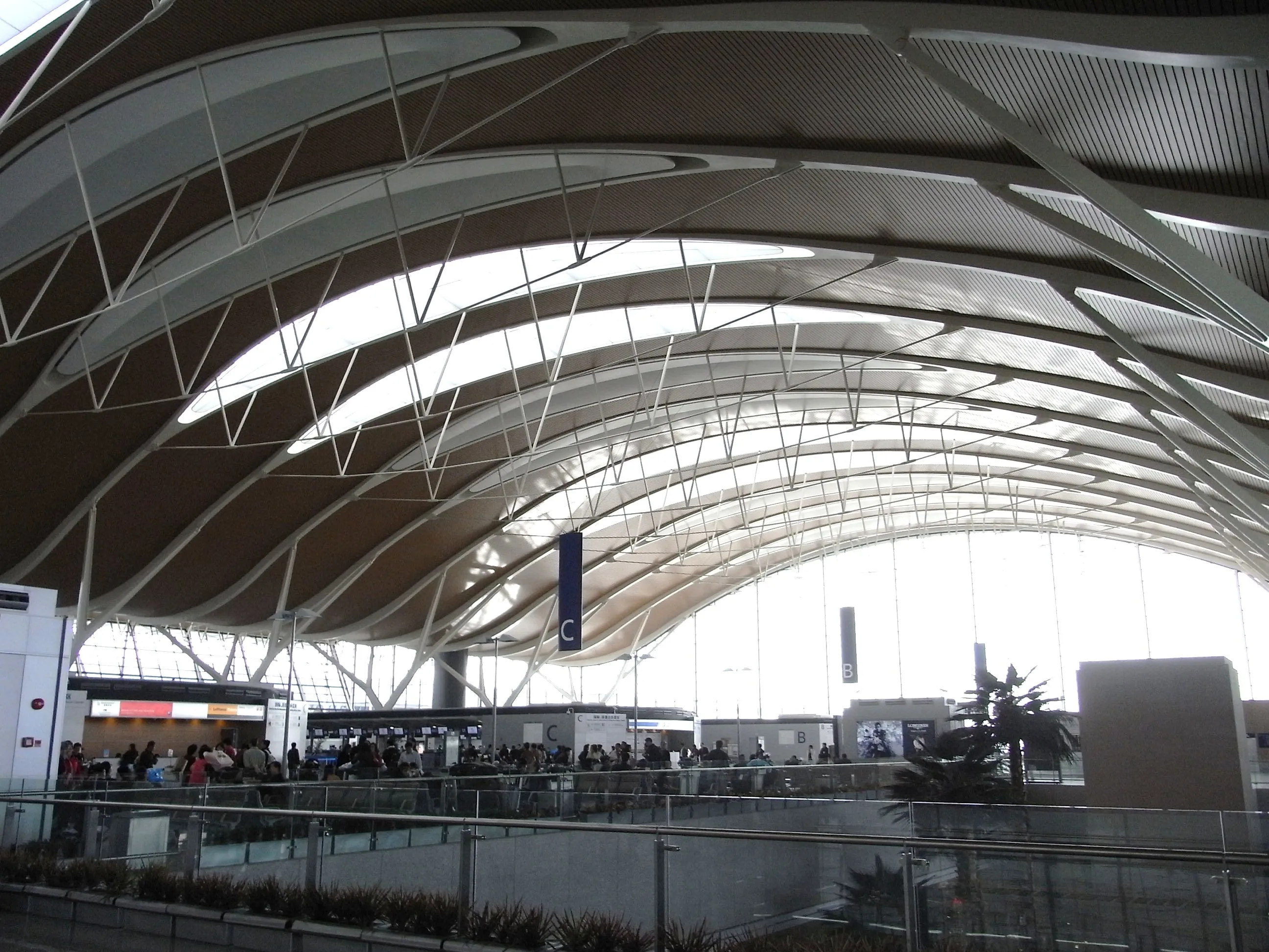 上海の国際空港ロビー