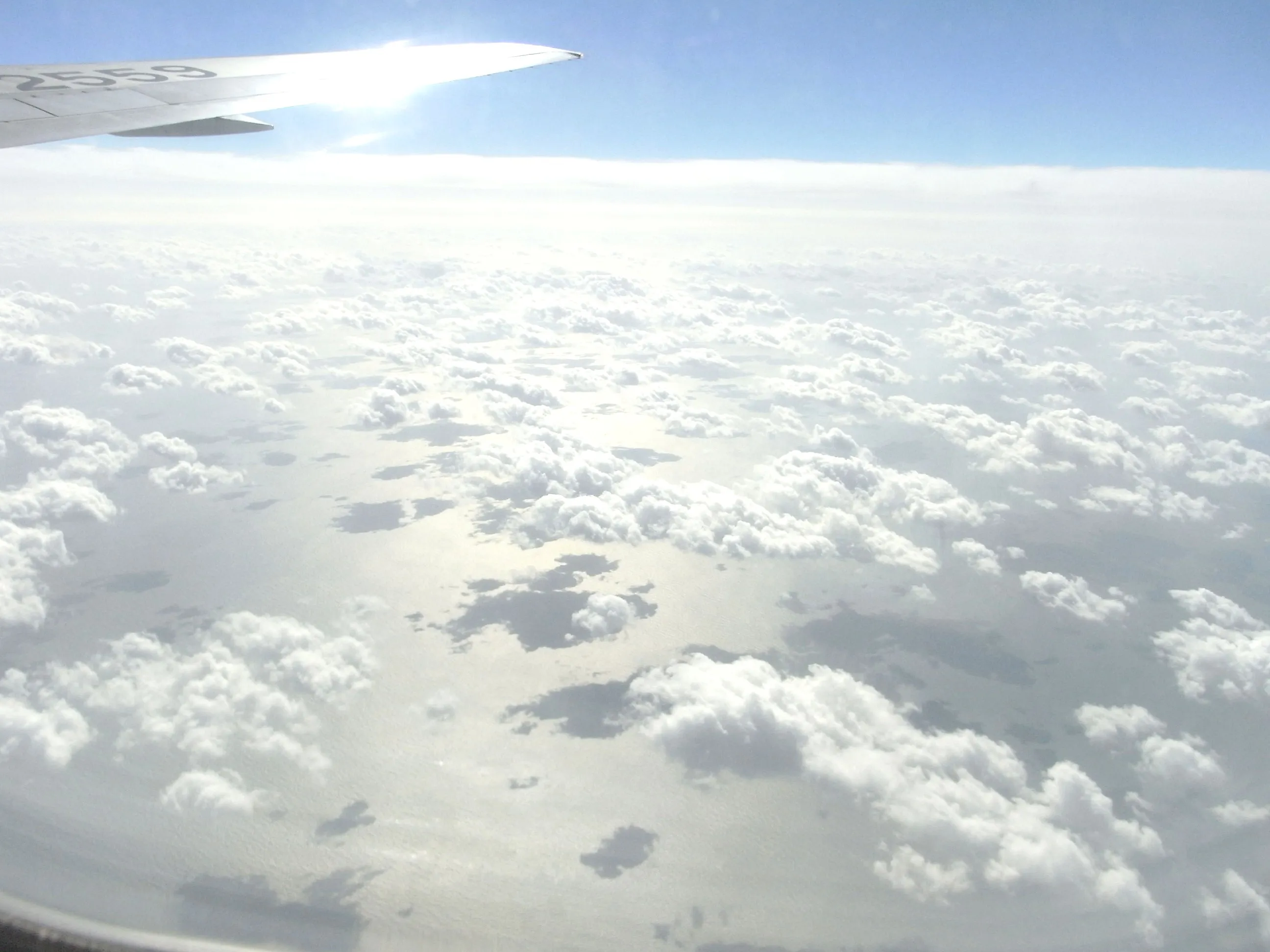成田へ向かう機内からの雲