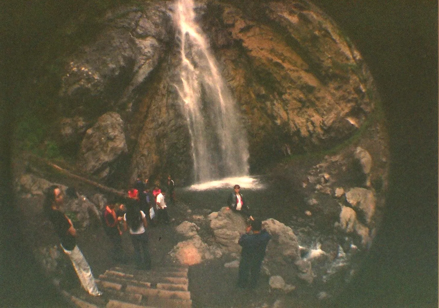 マイナスイオンを感じる南山牧場の滝