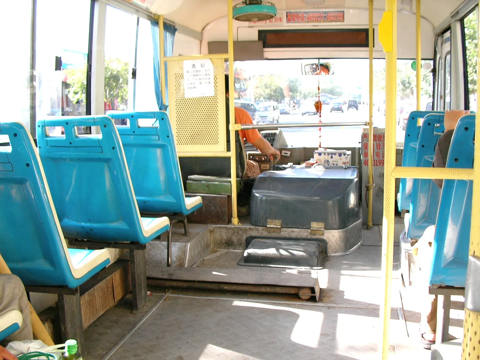 運転手にお金を渡すタイプの普通のバス