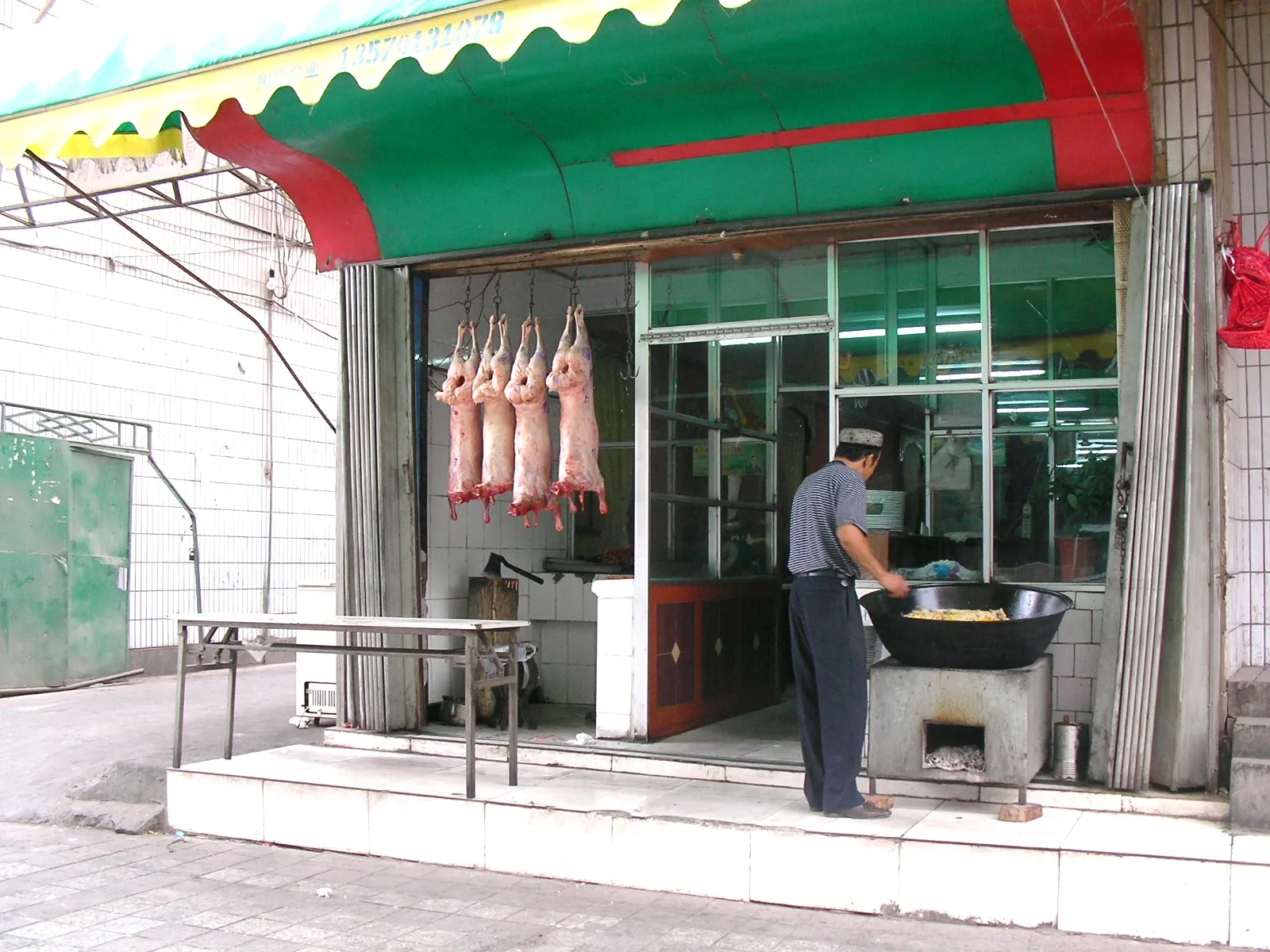 アクス中心街の食堂の羊の生肉