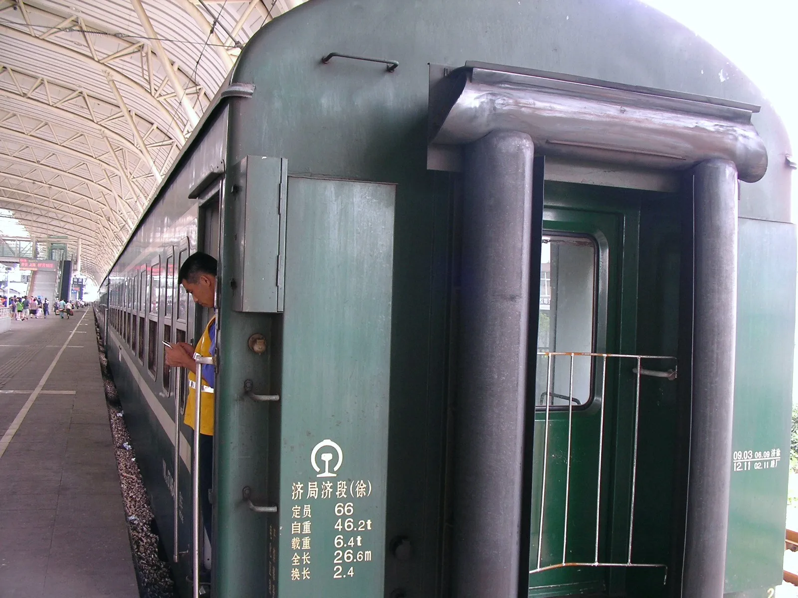向かいに停車中の近距離列車