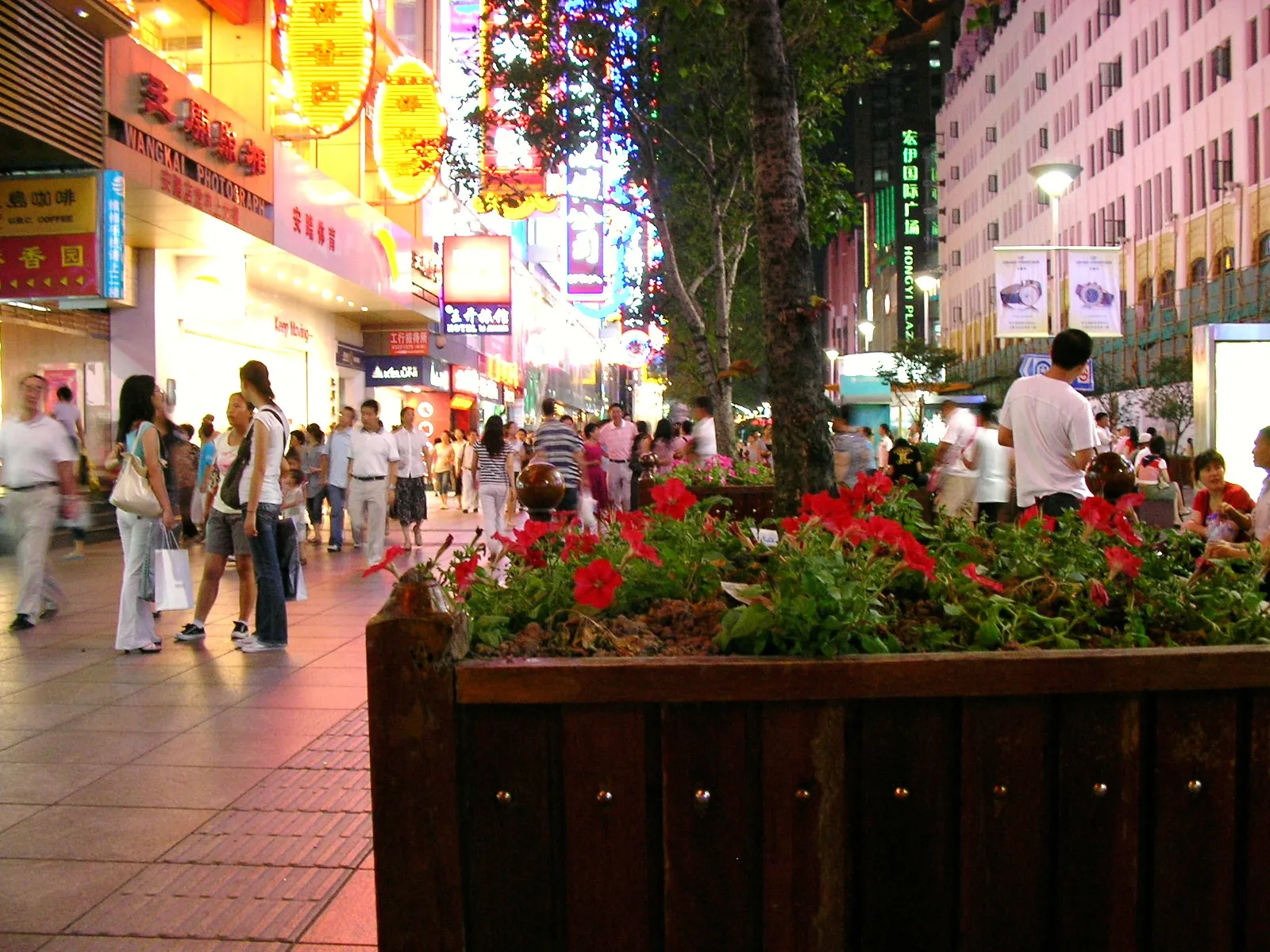 南京東路の賑わう夜景