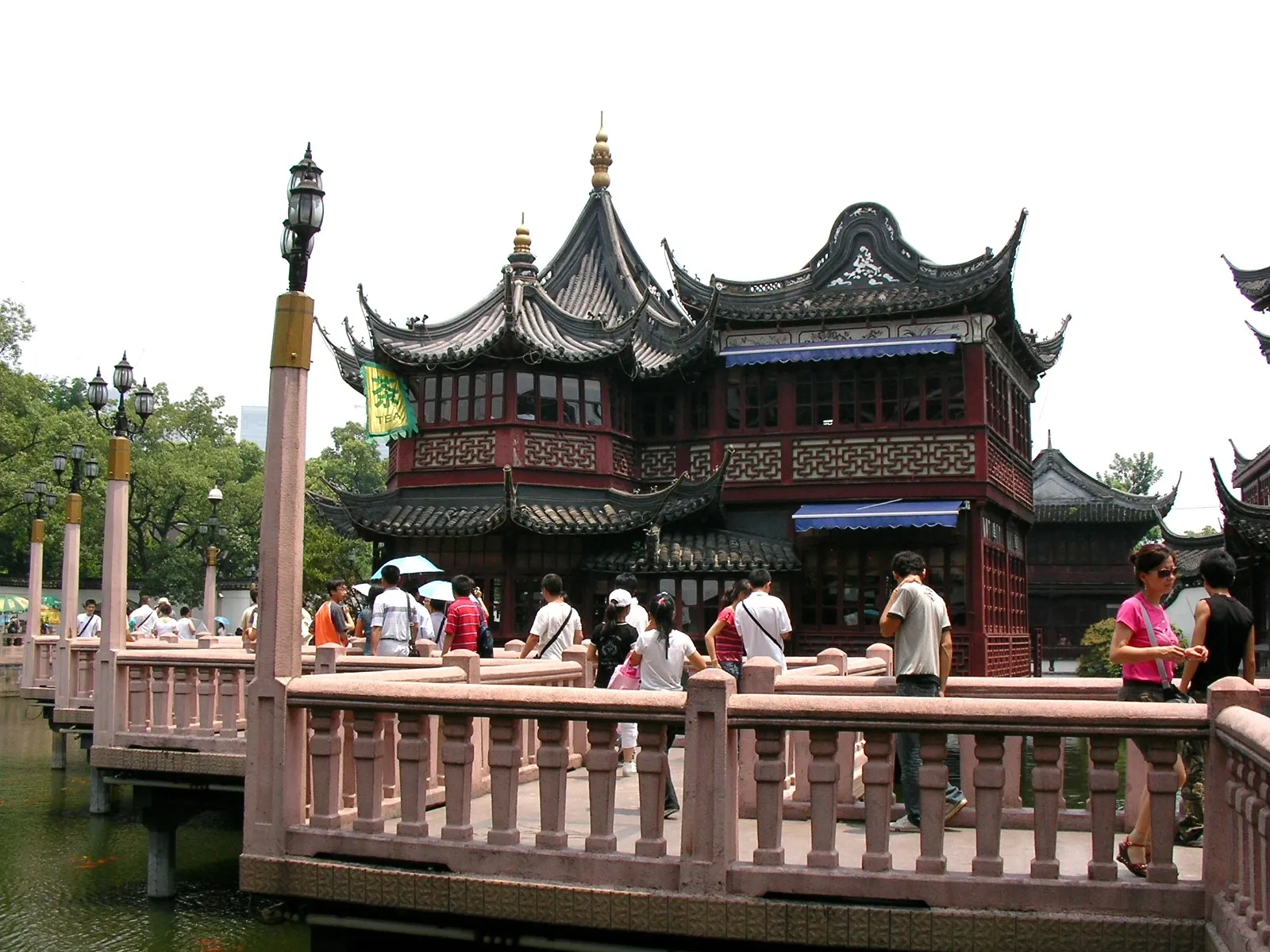 豫園前の池