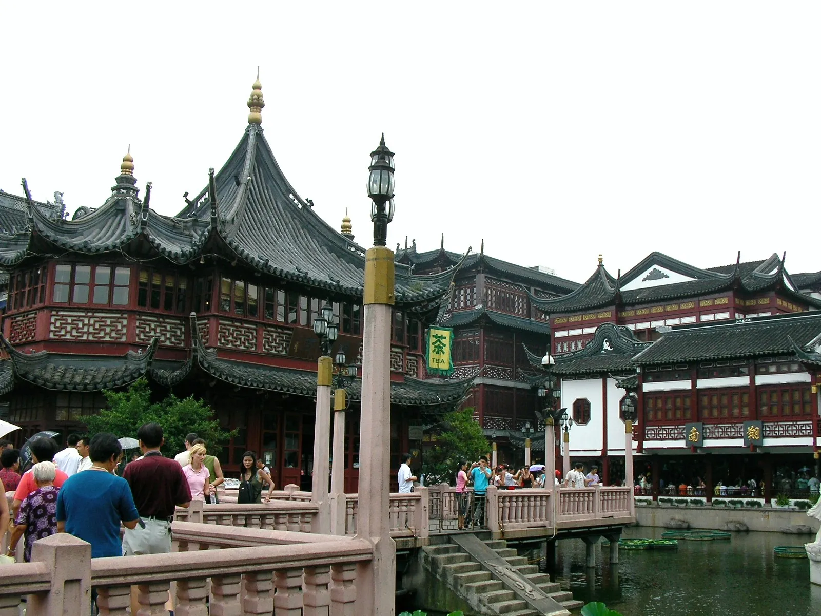 豫園の池周辺の風景