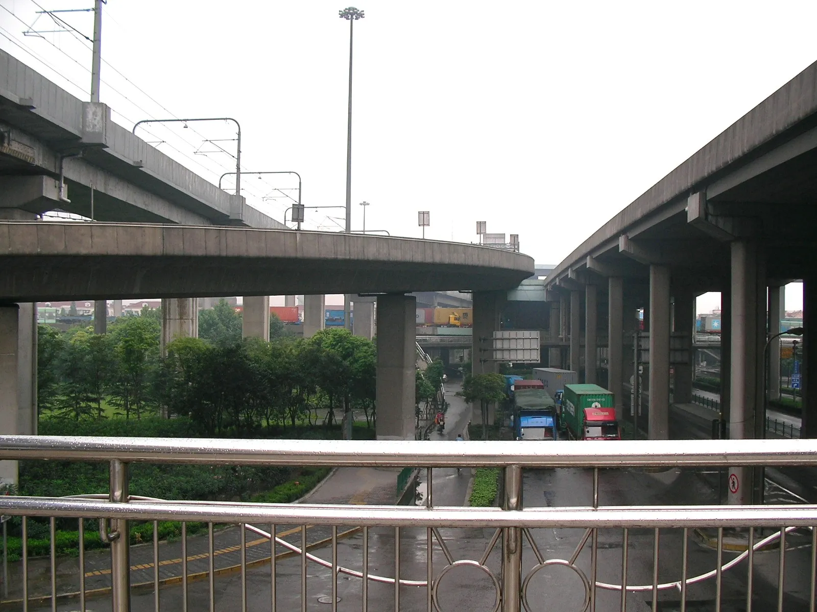 淞濱路駅の出口付近