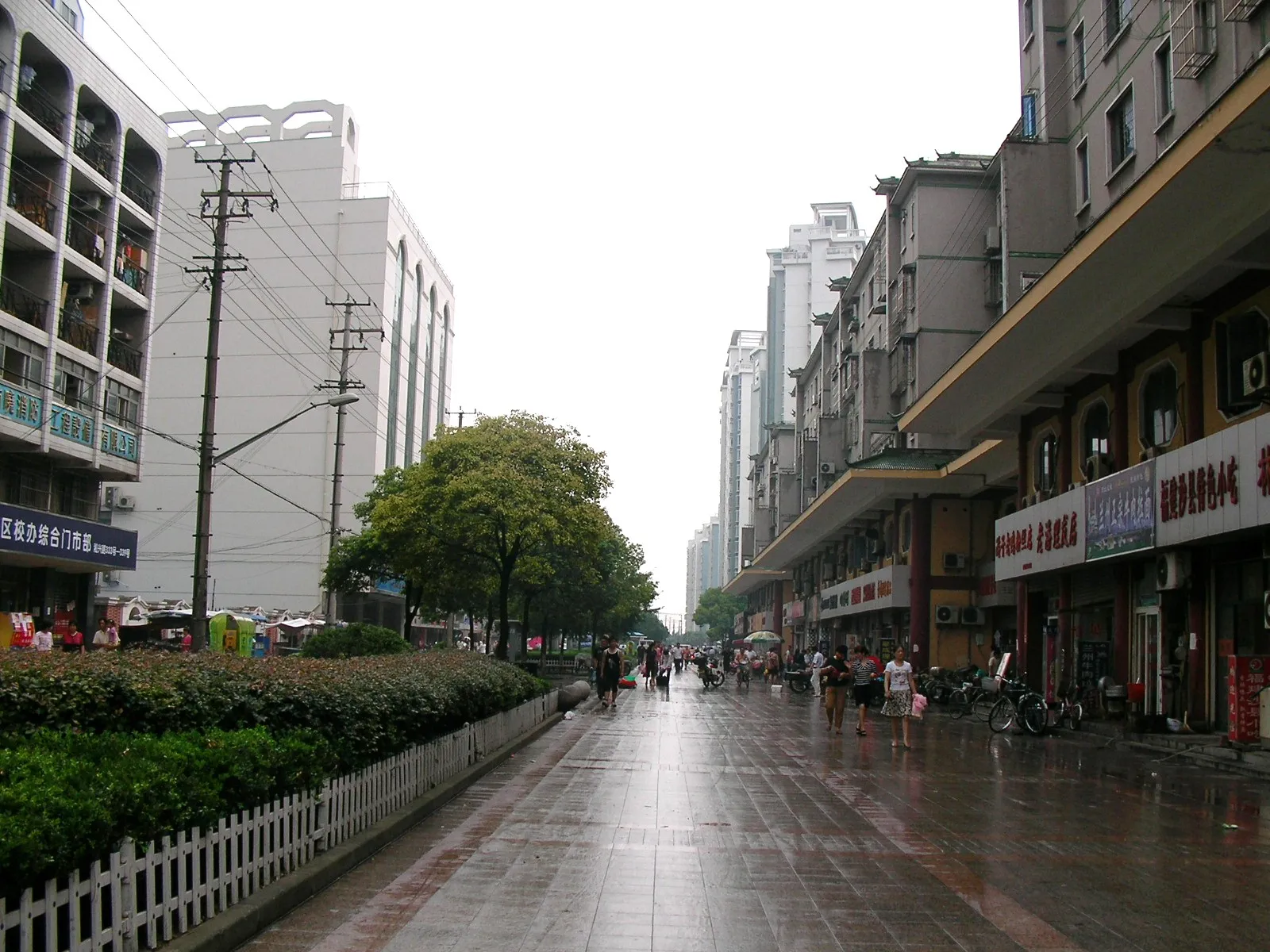 小雨の降る吴淞の街並み