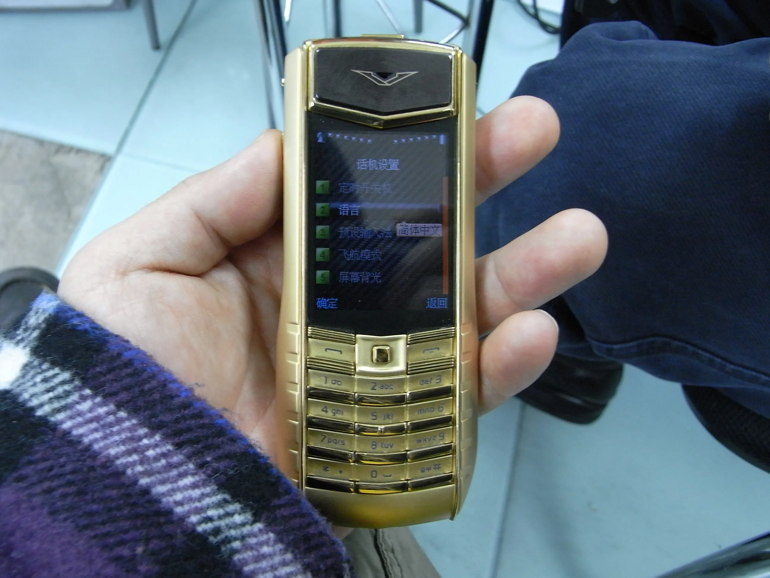 純金のNokia Vertu電話