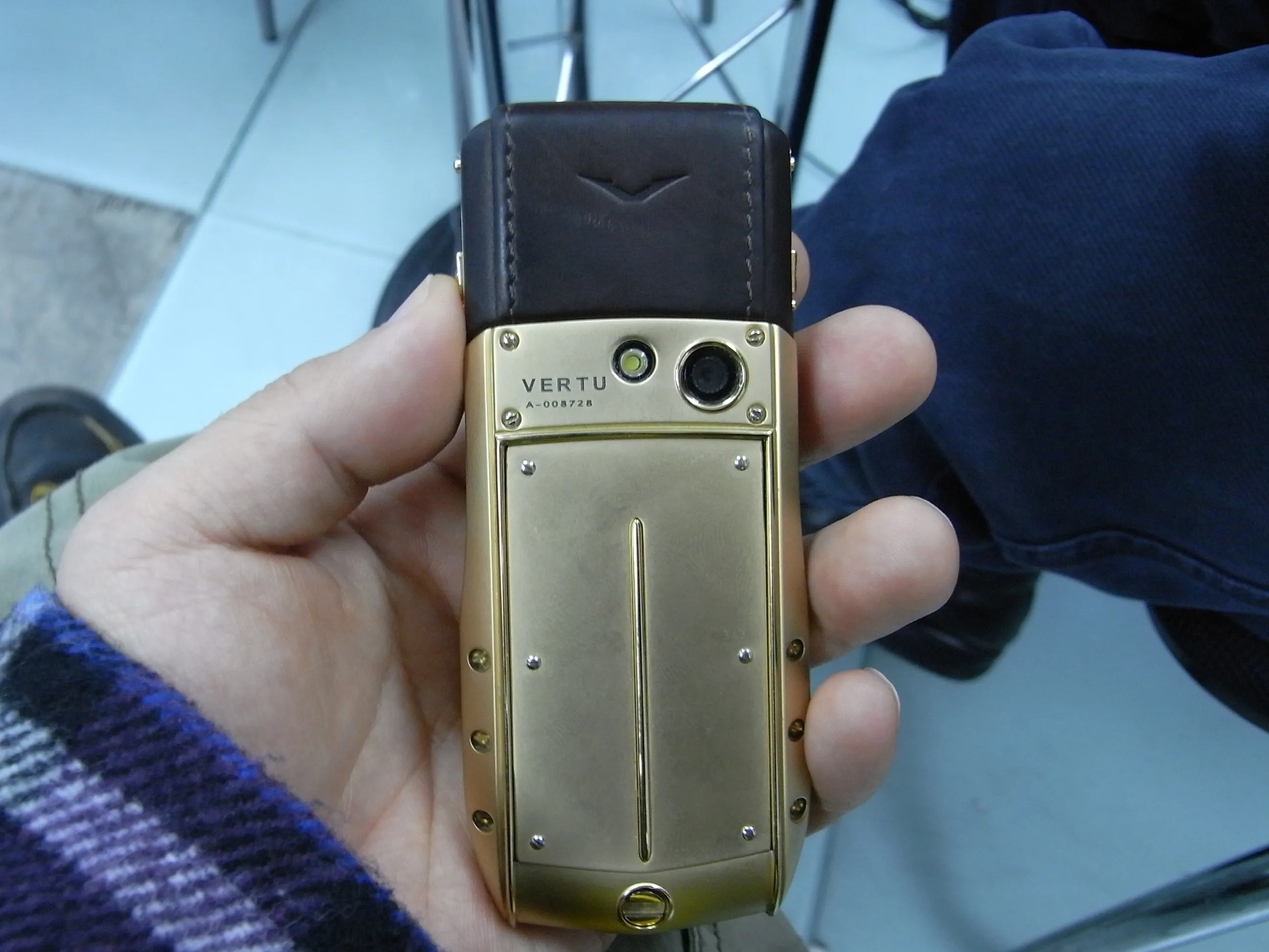 純金携帯の裏側