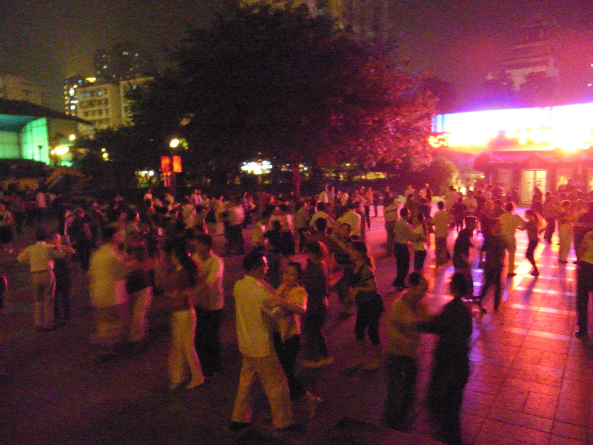 民謡で踊る人々