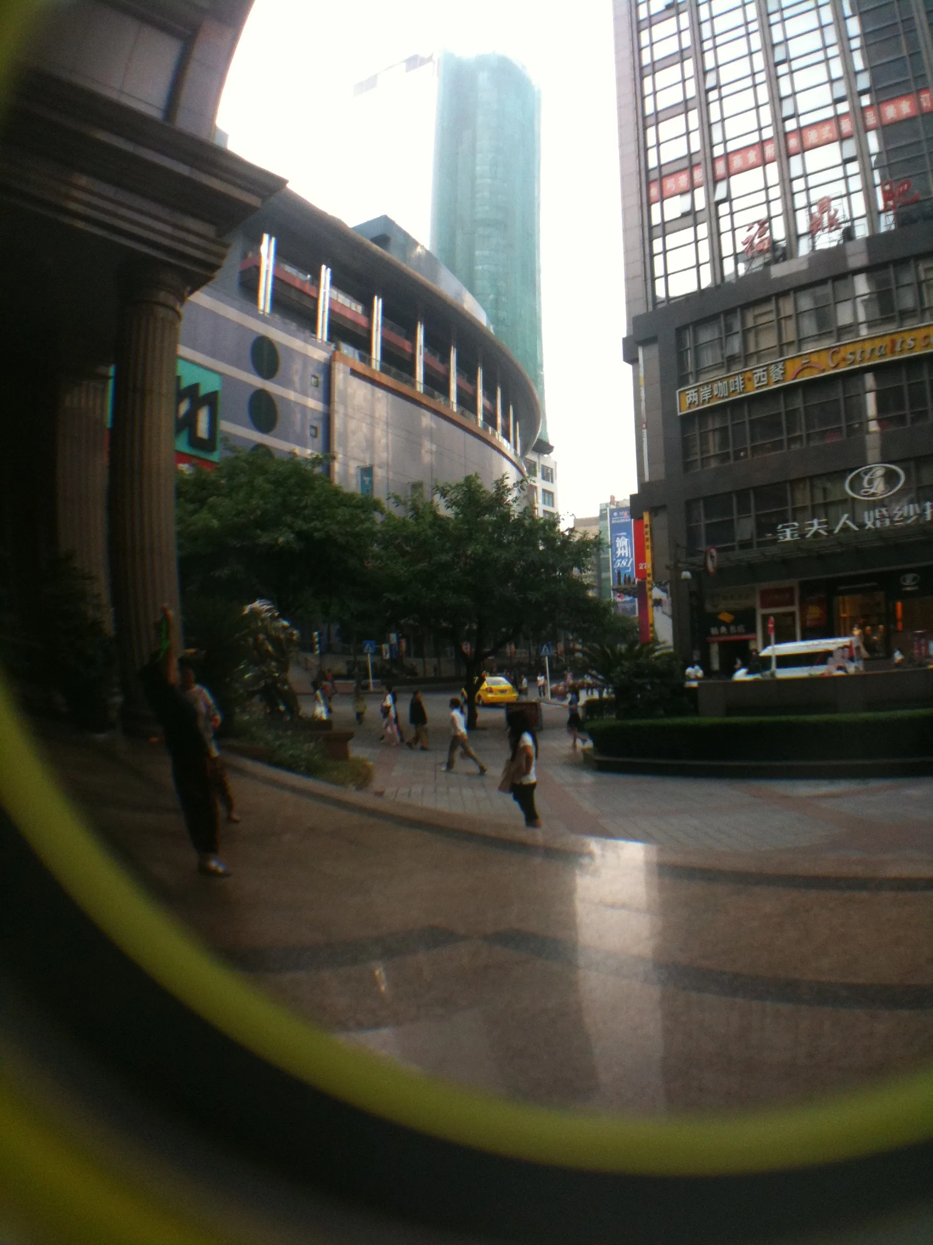 中国建設銀行前の繁華街