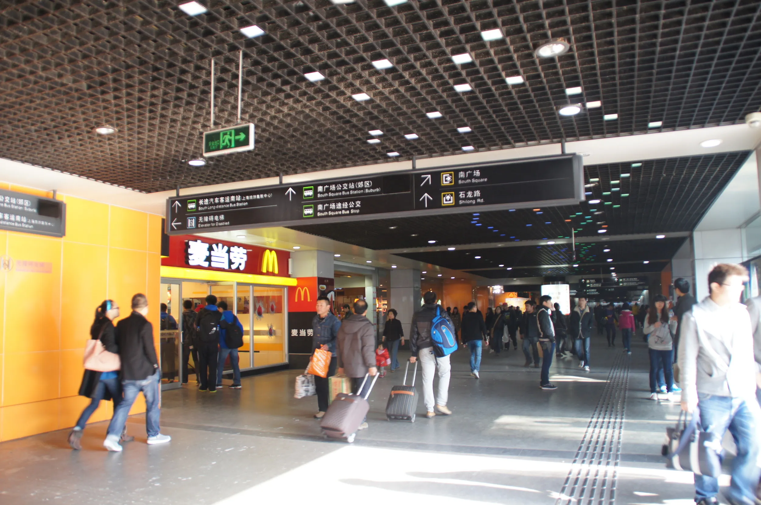 上海南駅構内