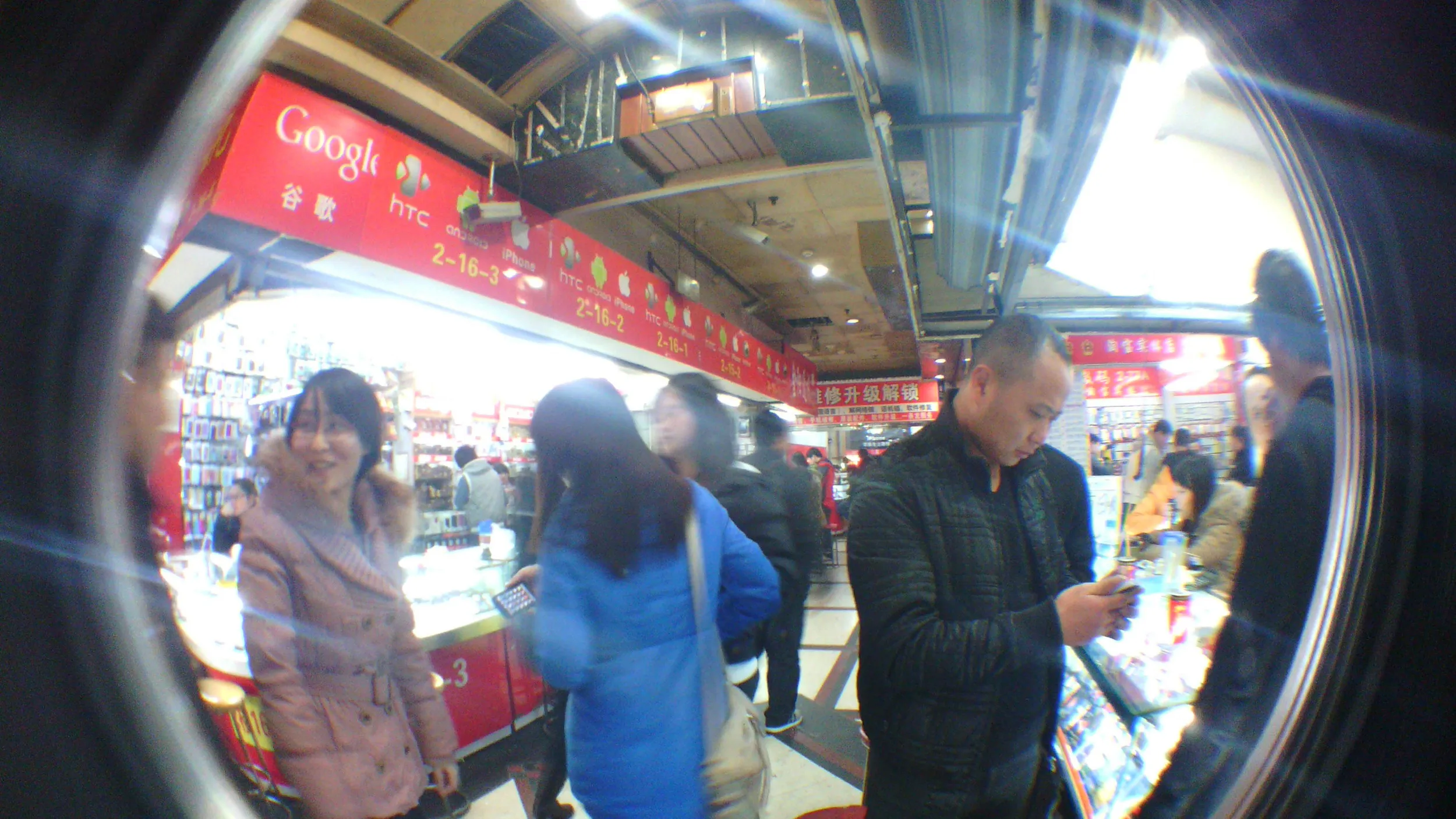 不夜城携帯市場の店内