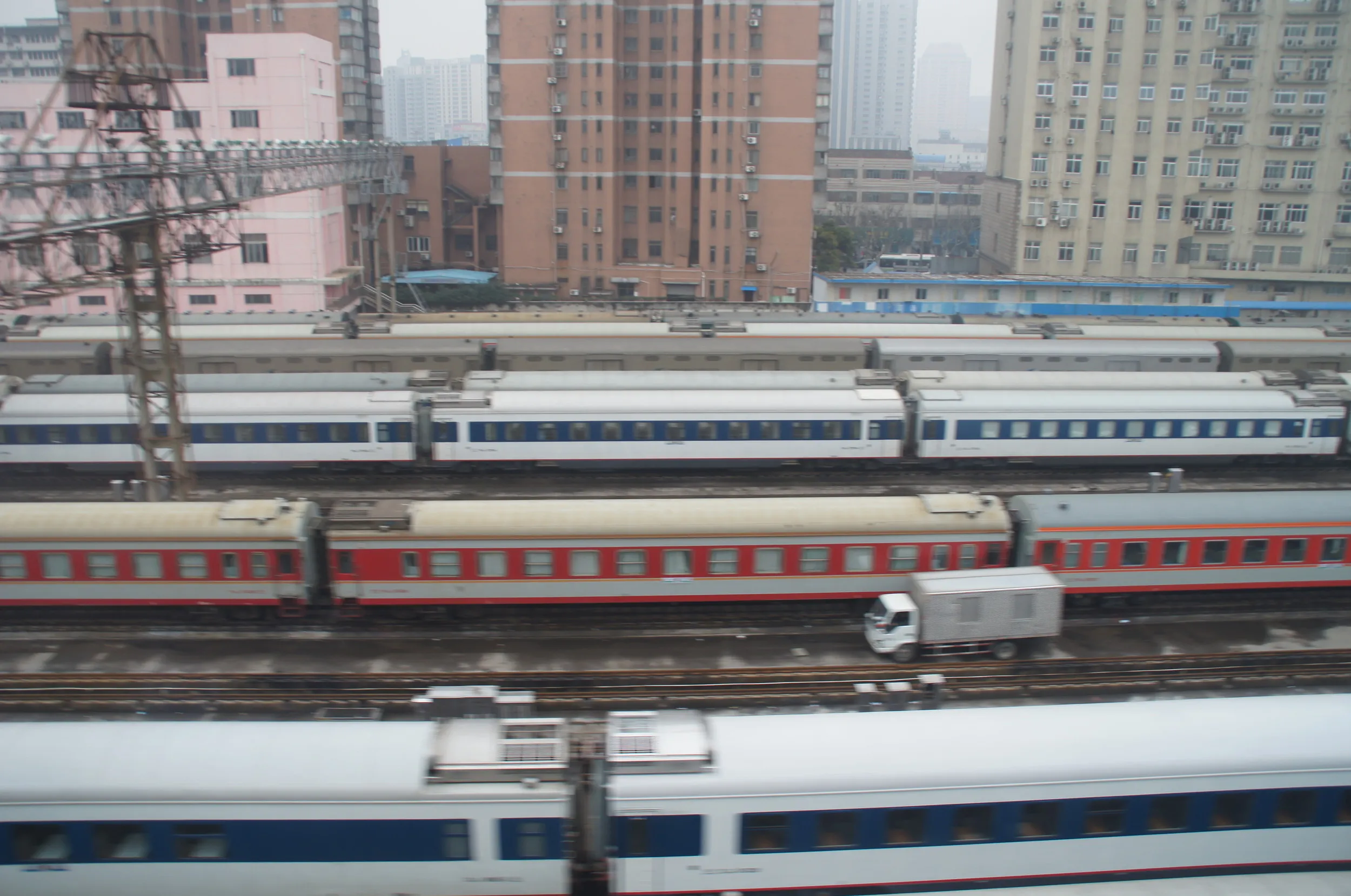 地下鉄3号線からの車窓風景。列車がたくさん並んでいる