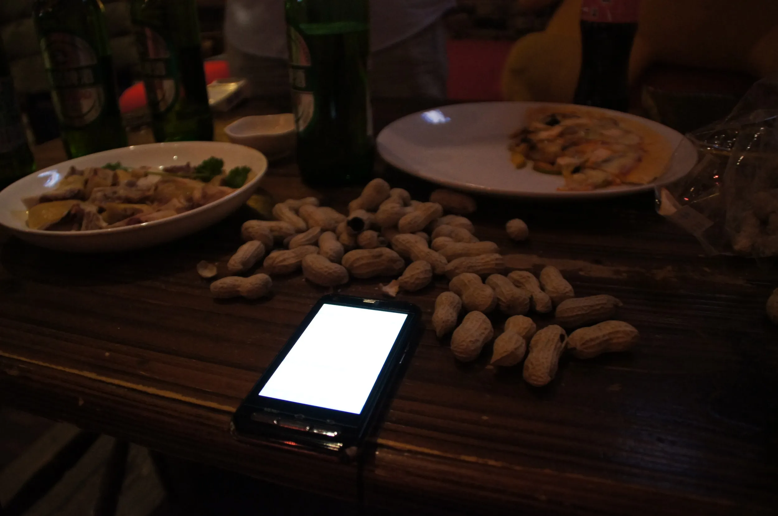 ユースホステルでの日常風景 ピーナッツを食す