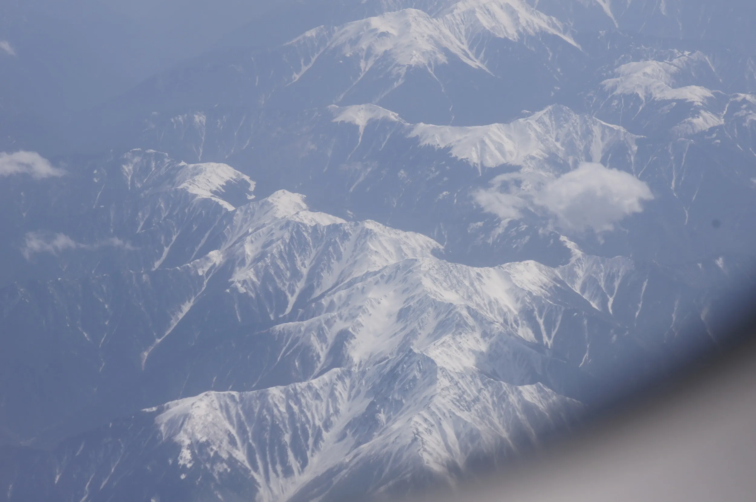 眼下の雪山