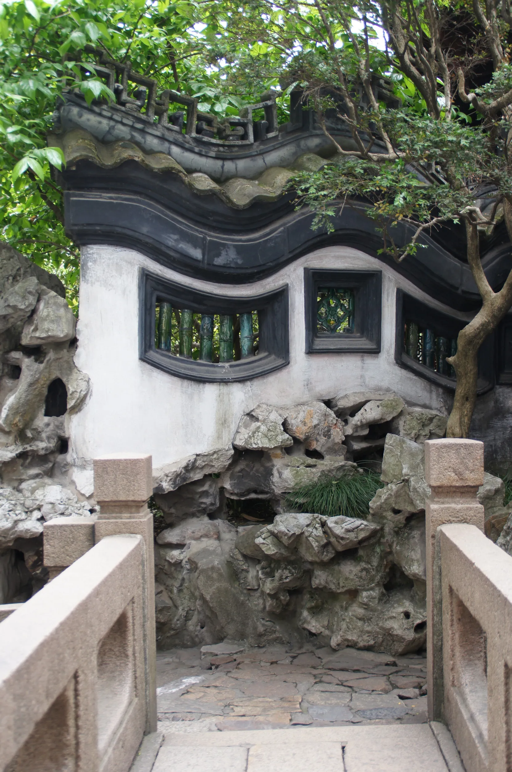内園の石橋と風景