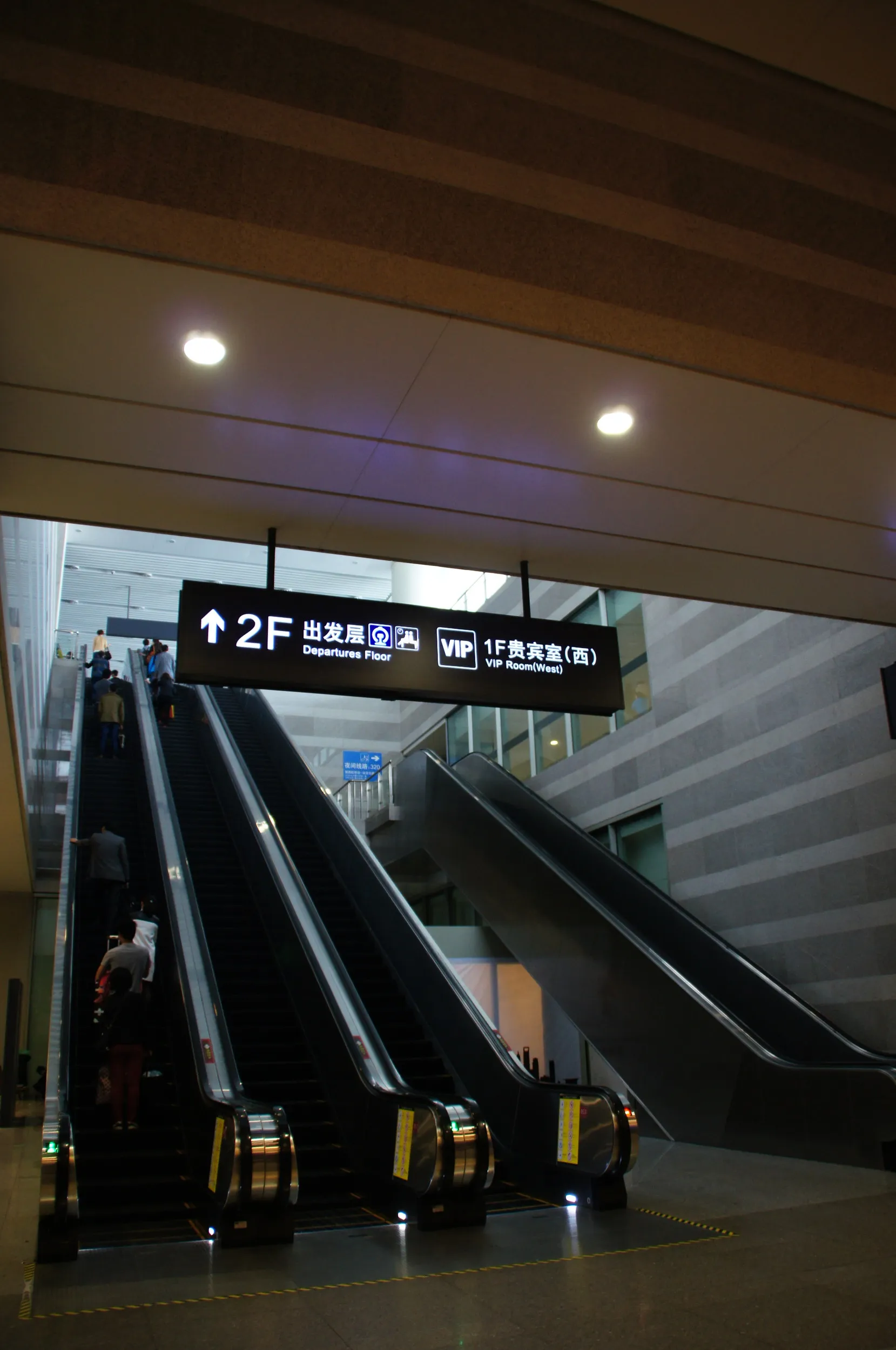高速鉄道の待合室へ続くエスカレーター