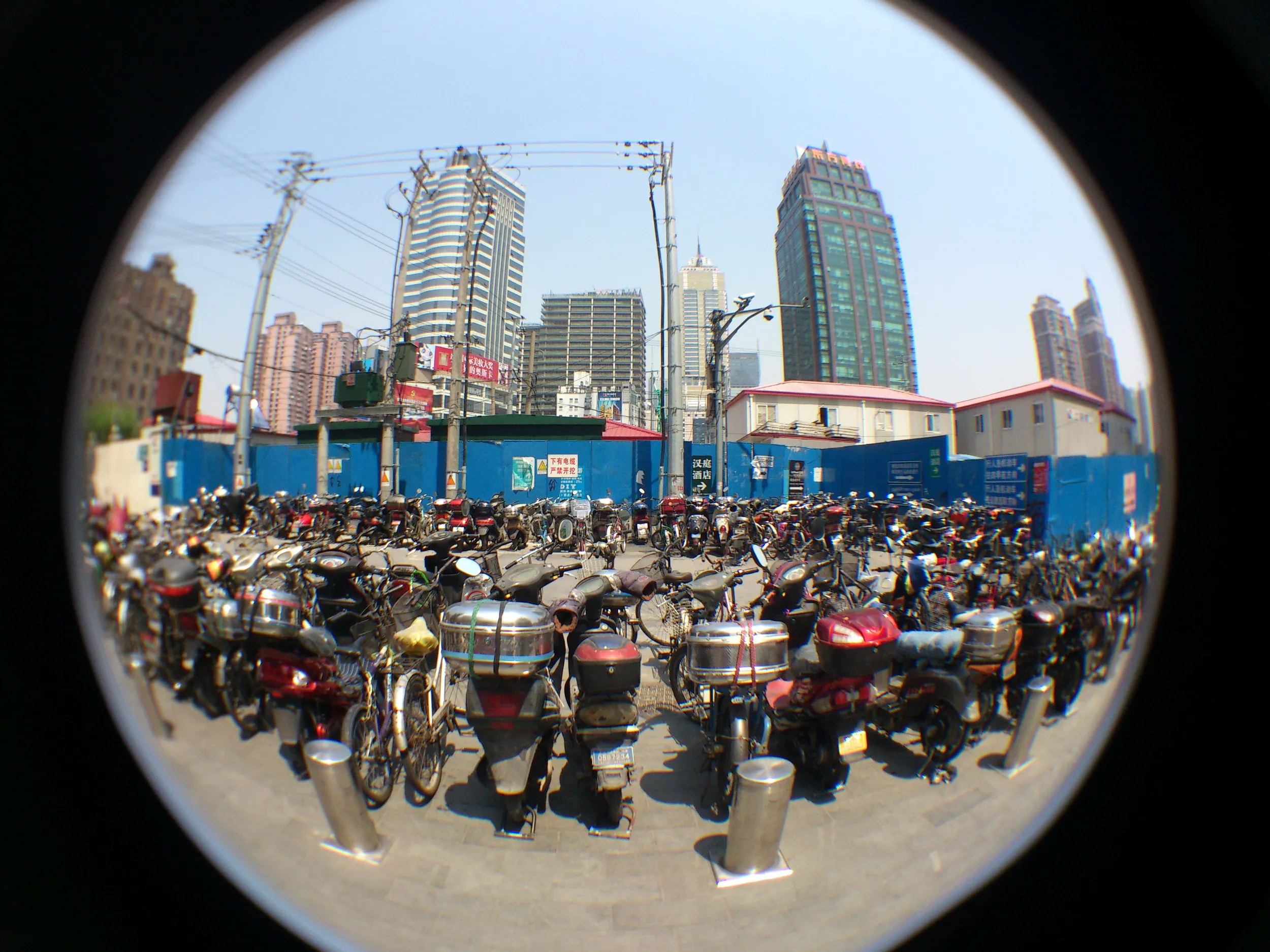 南京西路駅付近のバイクと自転車