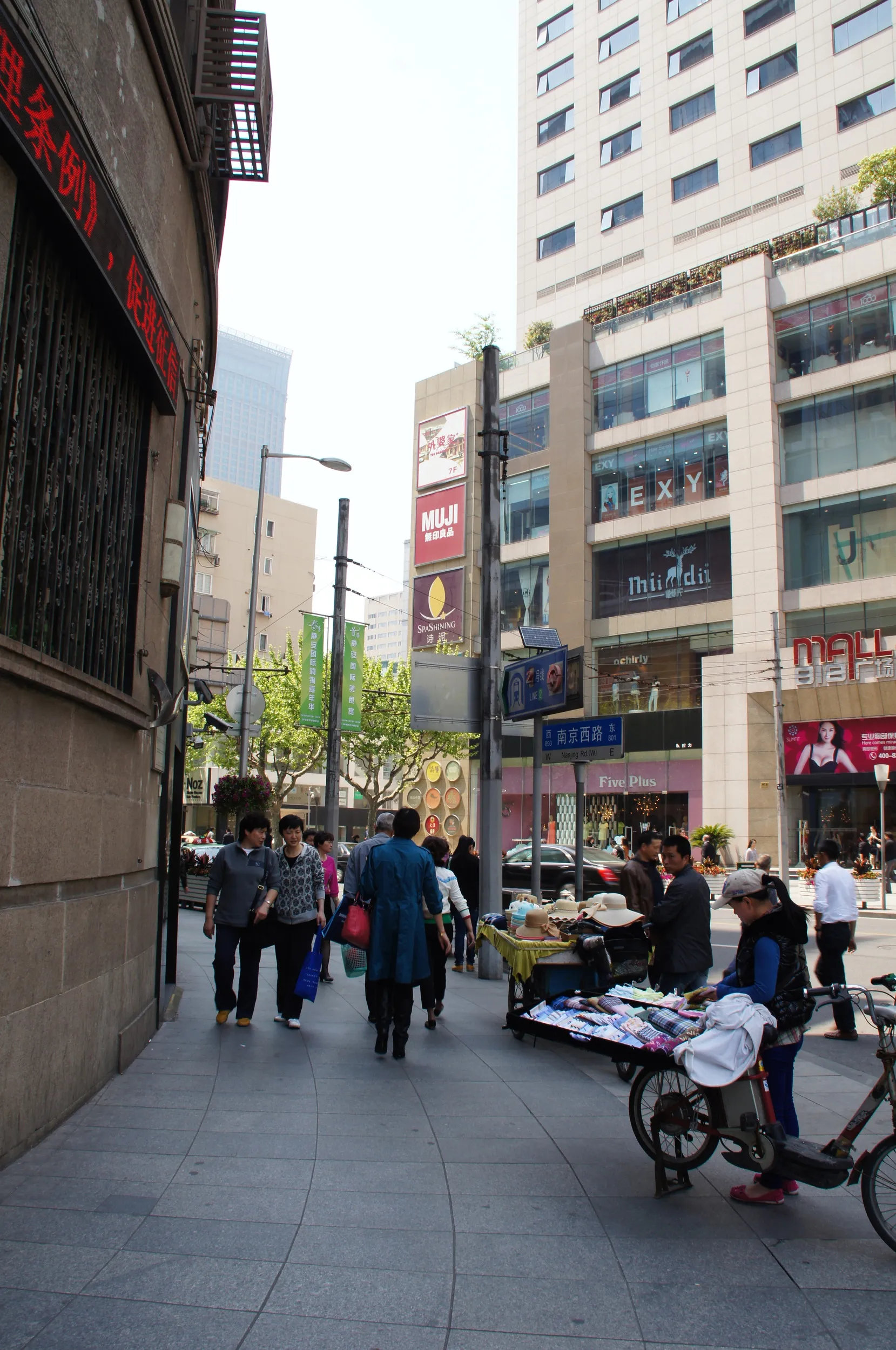 南京西路の街並みと露店