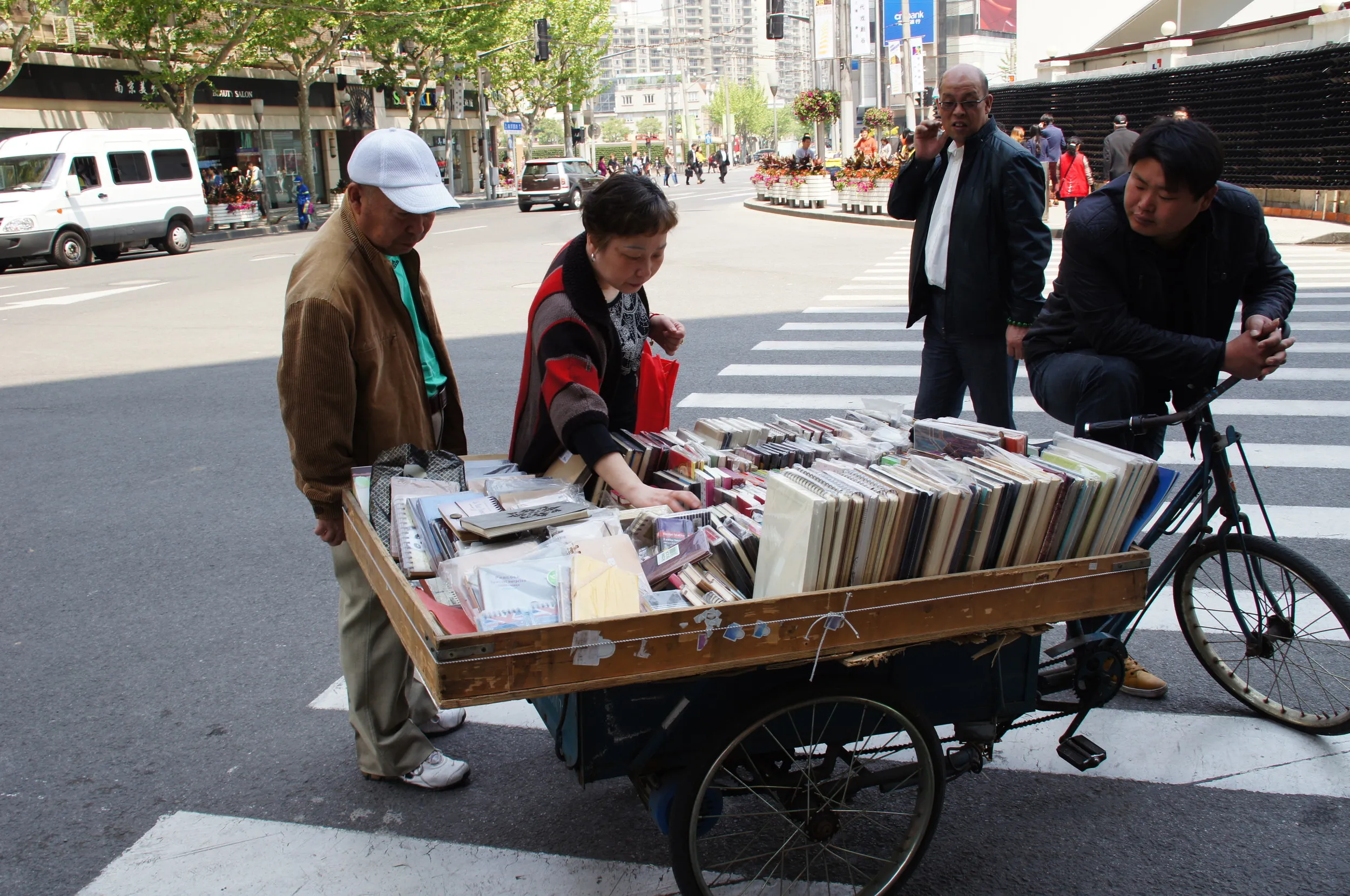 南京西路の路上で書籍を販売している人