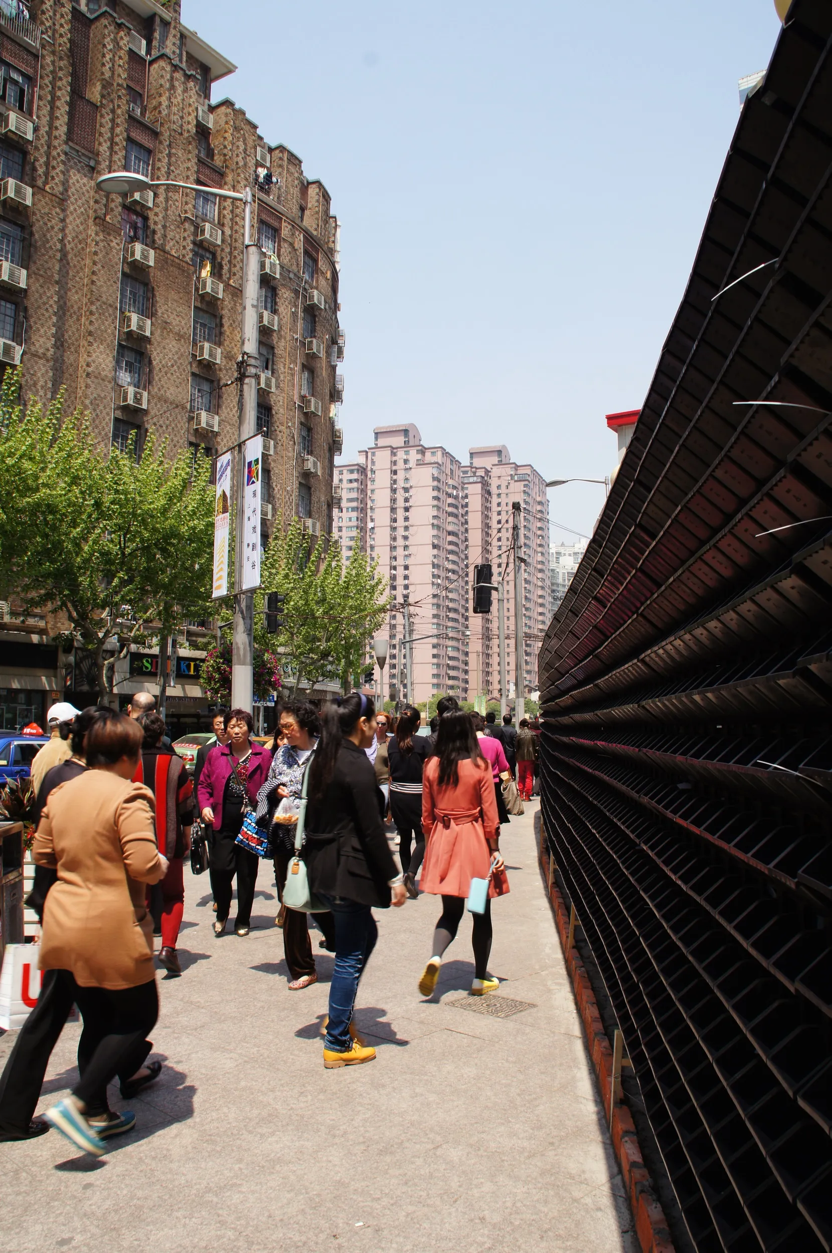南京西路から人民広場へ向かう風景