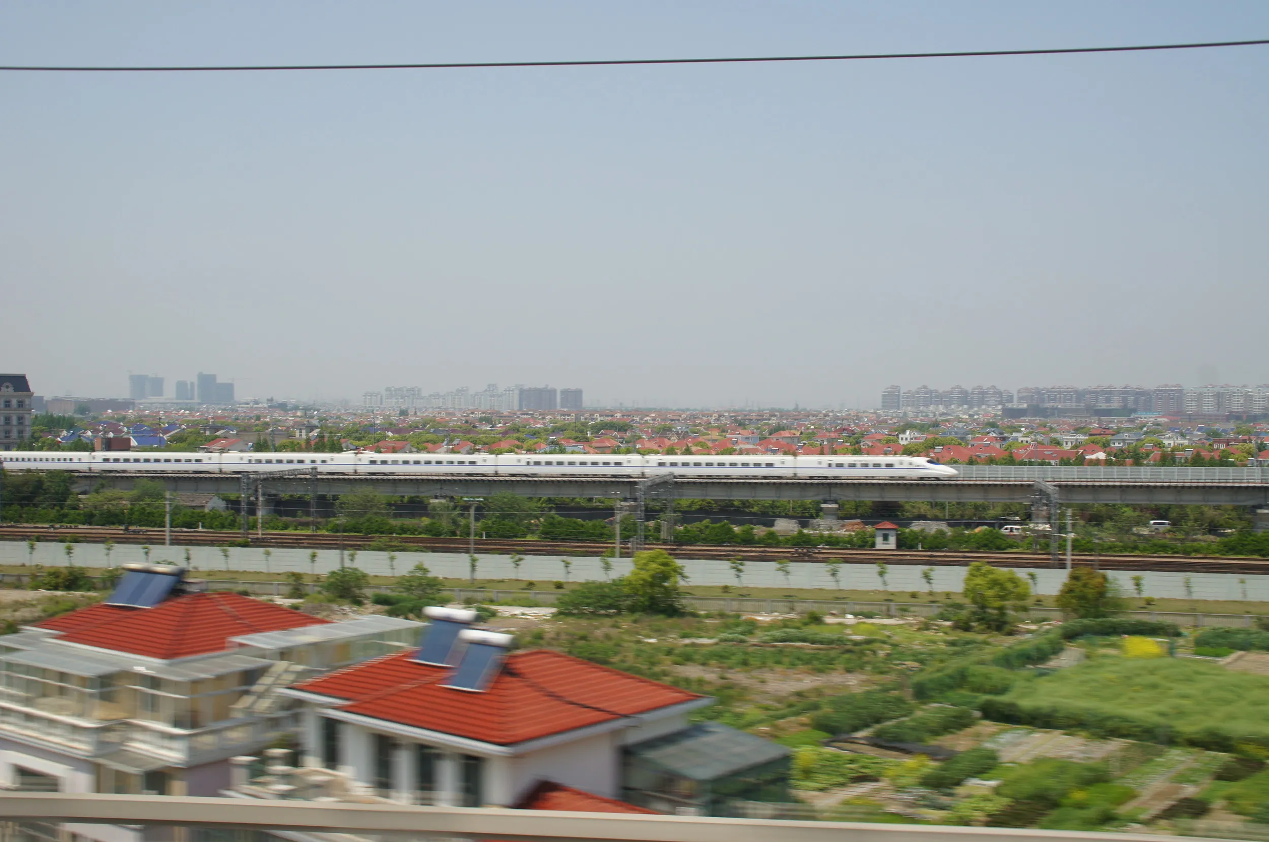 別の動車組が走行している風景