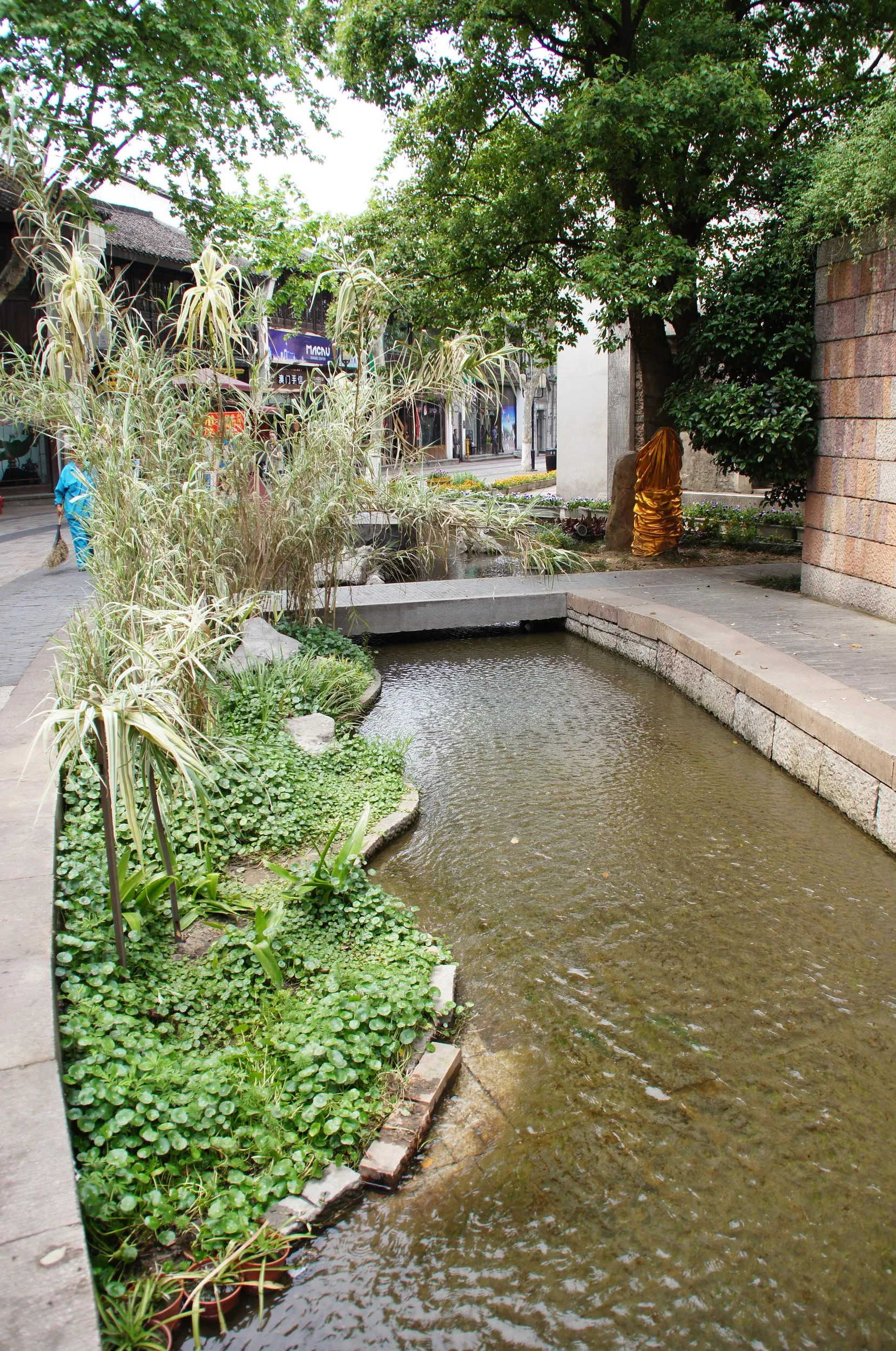 南宋卸街(中山中路)を流れる小川