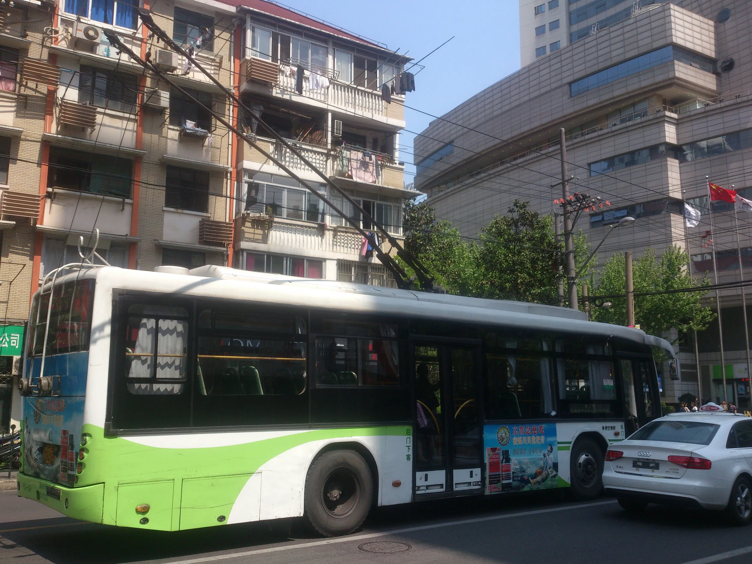 福州路傍を走るトロリーバス