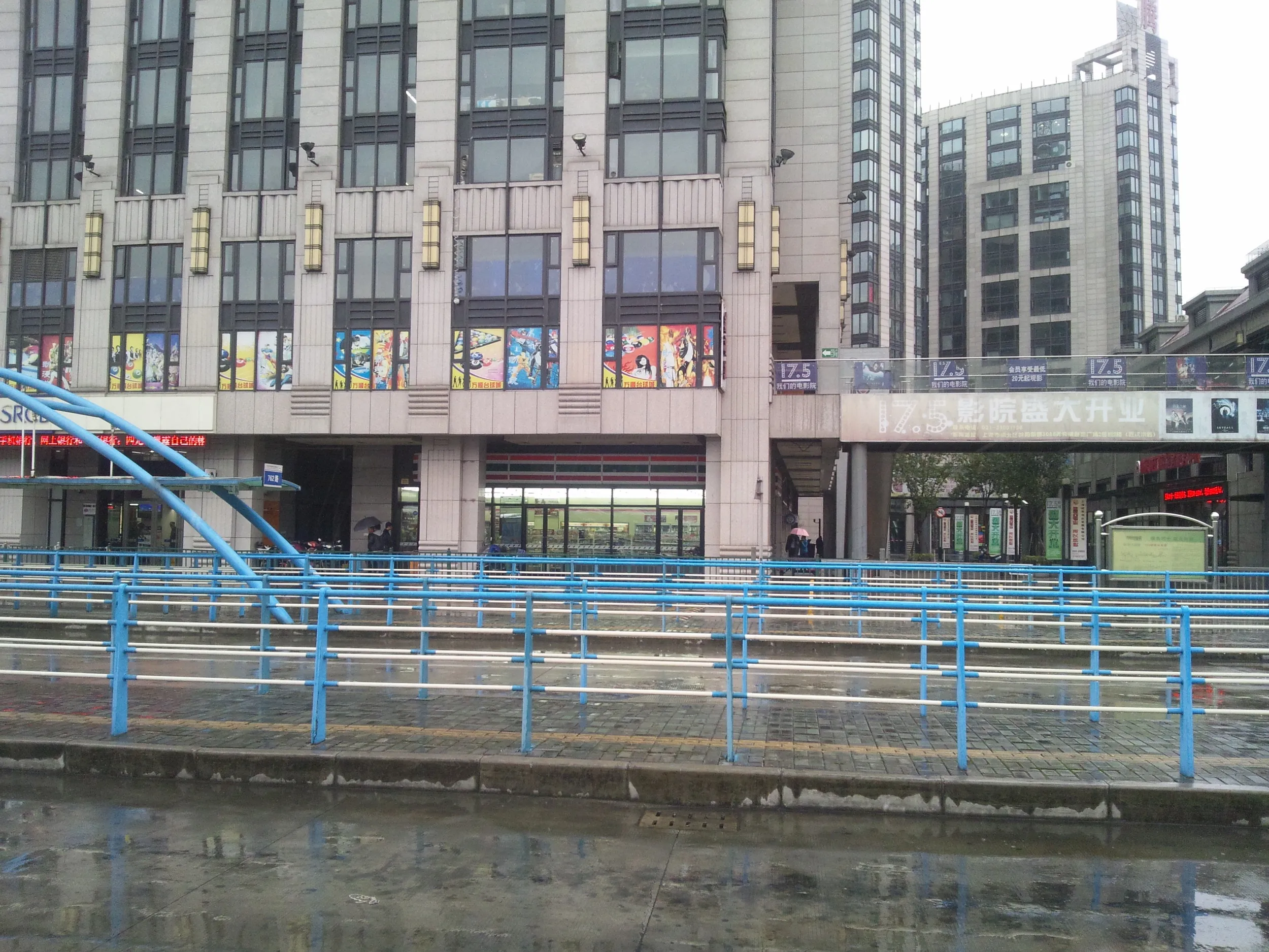 汶水路駅付近のバス乗り場にあるセブンイレブン