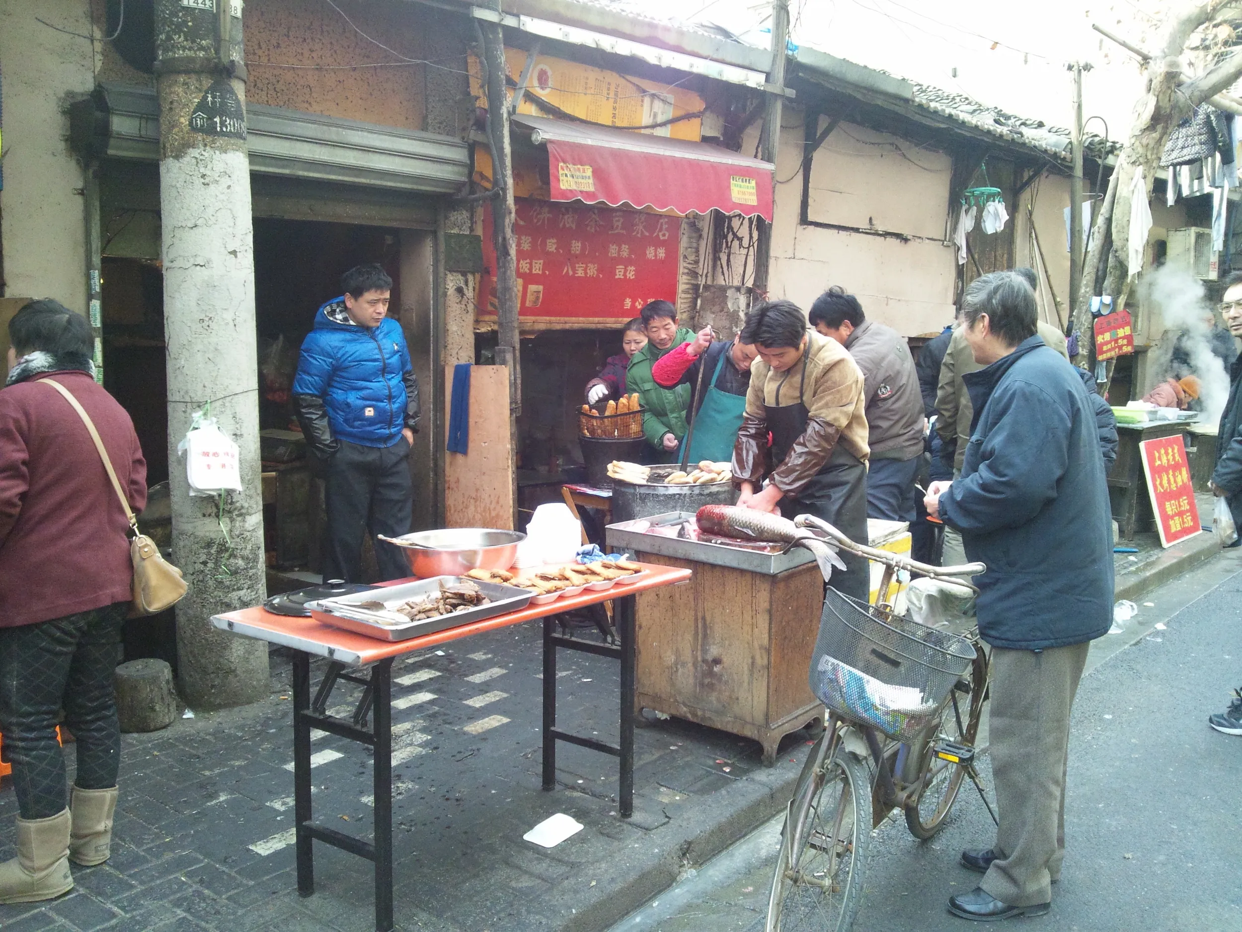 芷江西路、市場付近の風景