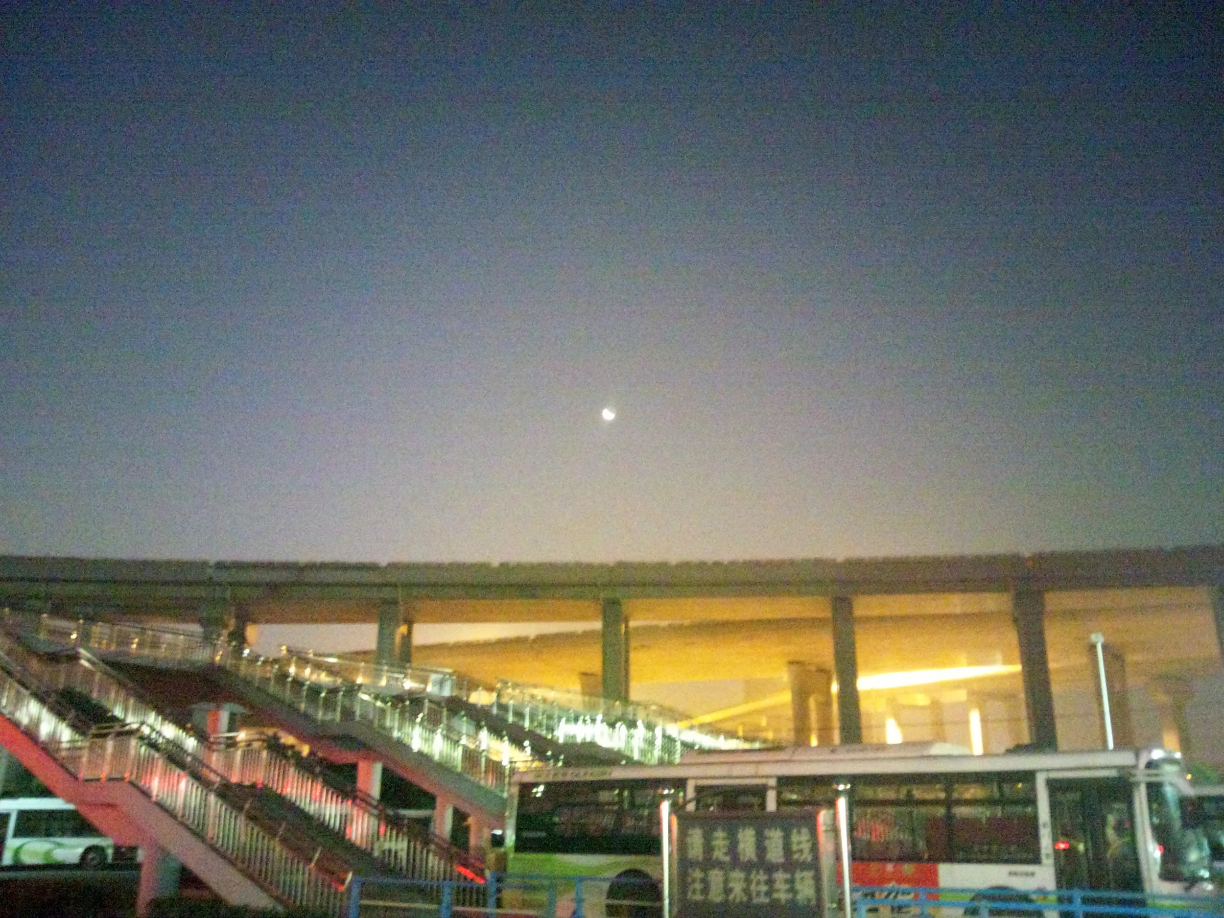 汶水路駅付近のバスターミナル